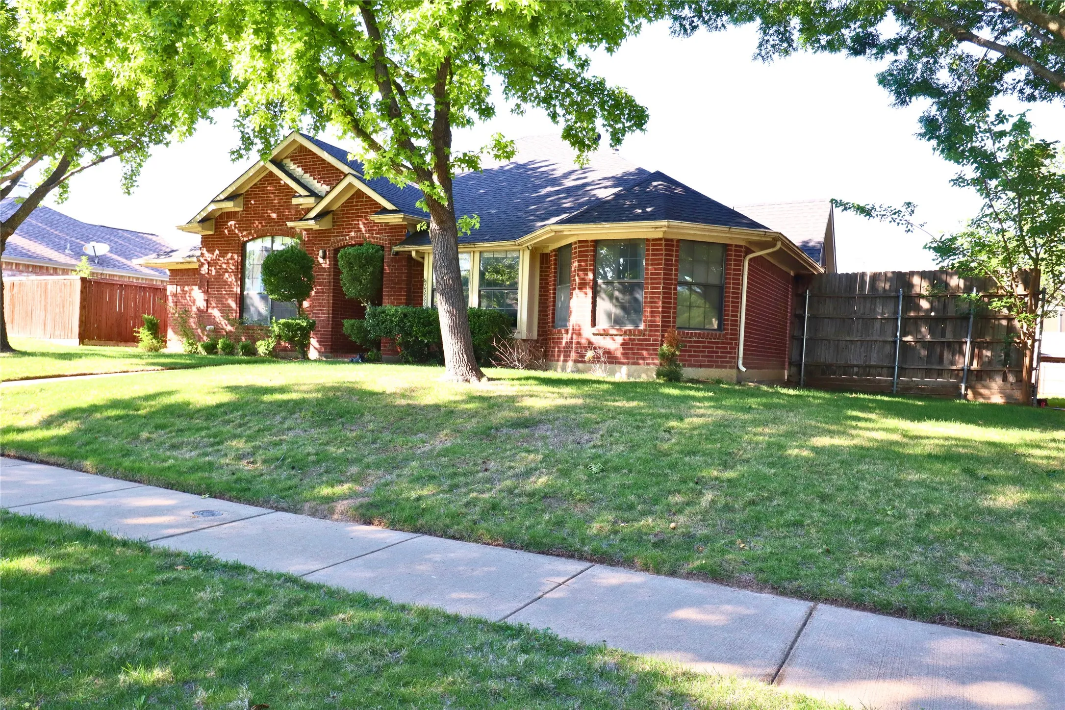 Single Family Residence For Sale in Dallas County , 2222 Country Hollow Lane, Garland, Texas 75040, 3 Bedroom, 2 Bathroom, 2 Garage spaces, 1,669 Sqft, built in 1993, mls#21263012, Real Estate Agent in Garland, Homes For Sale in Dallas county, Homes For Sale in Garland, Realtor in Garland Texas, Real Estate Brokerage Independent Realty Texas, Luminita Cordes Realtor