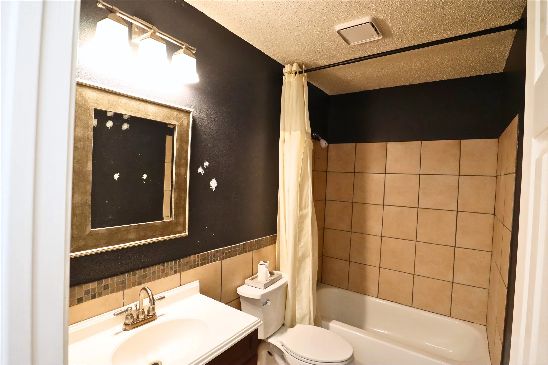 Single Family Residence For Sale in Dallas County , 2222 Country Hollow Lane, Garland, Texas 75040, 3 Bedroom, 2 Bathroom, 2 Garage spaces, 1,669 Sqft, built in 1993, mls#21263012, Real Estate Agent in Garland, Homes For Sale in Dallas county, Homes For Sale in Garland, Realtor in Garland Texas, Real Estate Brokerage Independent Realty Texas, Luminita Cordes Realtor