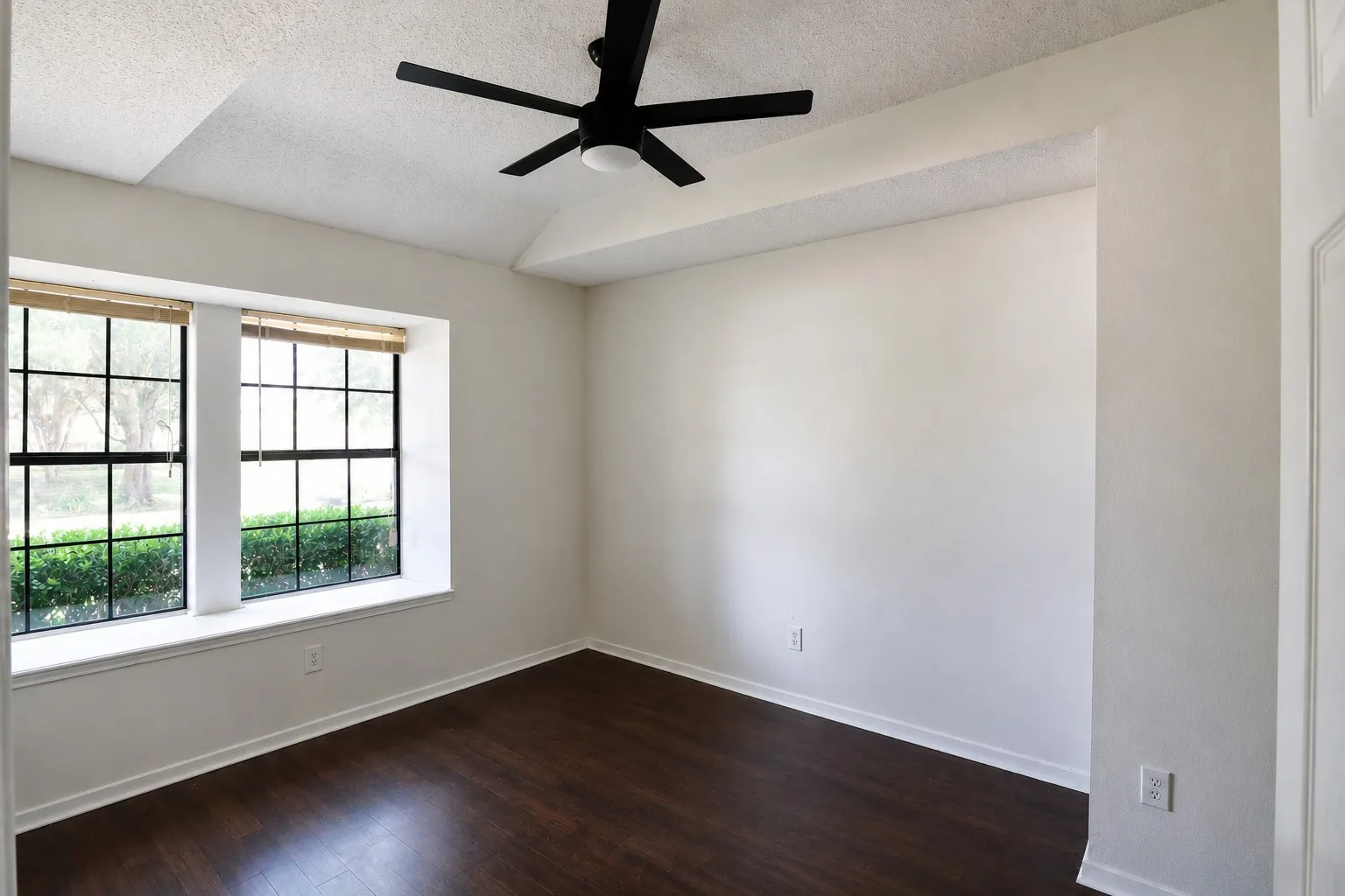Single Family Residence For Sale in Dallas County , 2222 Country Hollow Lane, Garland, Texas 75040, 3 Bedroom, 2 Bathroom, 2 Garage spaces, 1,669 Sqft, built in 1993, mls#21263012, Real Estate Agent in Garland, Homes For Sale in Dallas county, Homes For Sale in Garland, Realtor in Garland Texas, Real Estate Brokerage Independent Realty Texas, Luminita Cordes Realtor