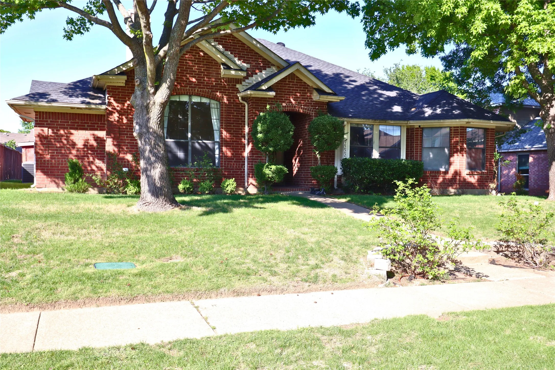 Single Family Residence For Sale in Dallas County , 2222 Country Hollow Lane, Garland, Texas 75040, 3 Bedroom, 2 Bathroom, 2 Garage spaces, 1,669 Sqft, built in 1993, mls#21263012, Real Estate Agent in Garland, Homes For Sale in Dallas county, Homes For Sale in Garland, Realtor in Garland Texas, Real Estate Brokerage Independent Realty Texas, Luminita Cordes Realtor