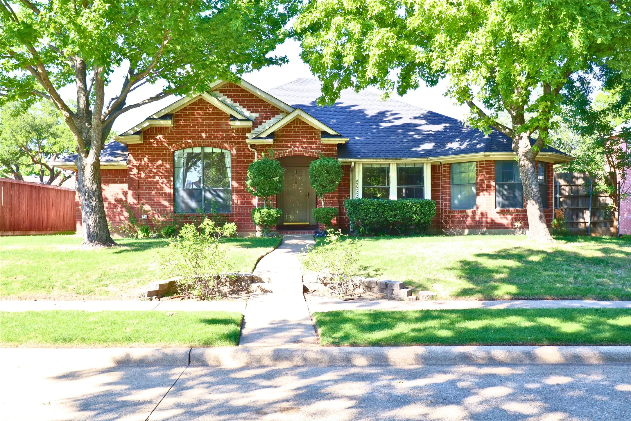 Single Family Residence For Sale in Dallas County , 2222 Country Hollow Lane, Garland, Texas 75040, 3 Bedroom, 2 Bathroom, 2 Garage spaces, 1,669 Sqft, built in 1993, mls#21263012, Real Estate Agent in Garland, Homes For Sale in Dallas county, Homes For Sale in Garland, Realtor in Garland Texas, Real Estate Brokerage Independent Realty Texas, Luminita Cordes Realtor