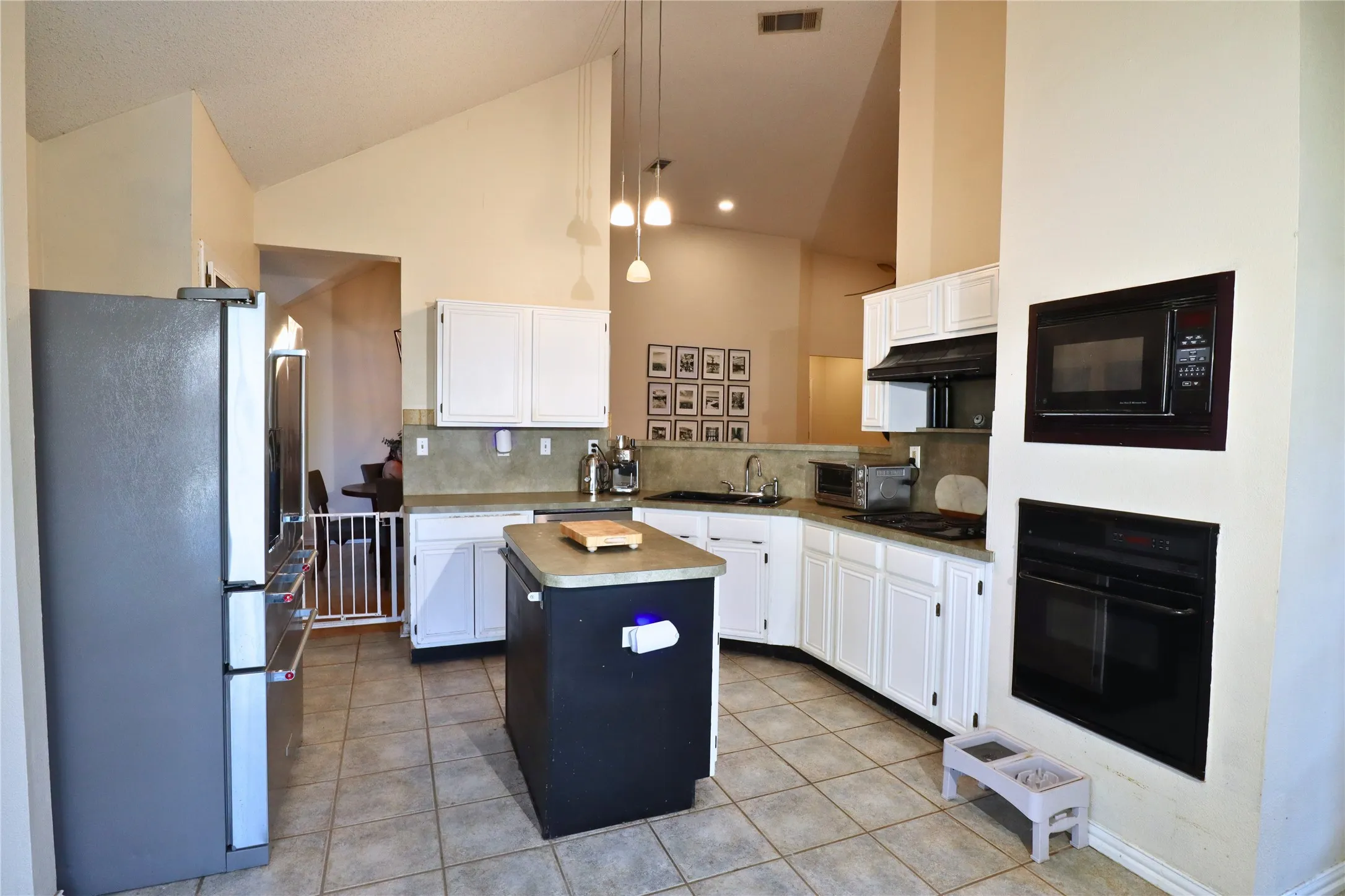 Single Family Residence For Sale in Dallas County , 2222 Country Hollow Lane, Garland, Texas 75040, 3 Bedroom, 2 Bathroom, 2 Garage spaces, 1,669 Sqft, built in 1993, mls#21263012, Real Estate Agent in Garland, Homes For Sale in Dallas county, Homes For Sale in Garland, Realtor in Garland Texas, Real Estate Brokerage Independent Realty Texas, Luminita Cordes Realtor