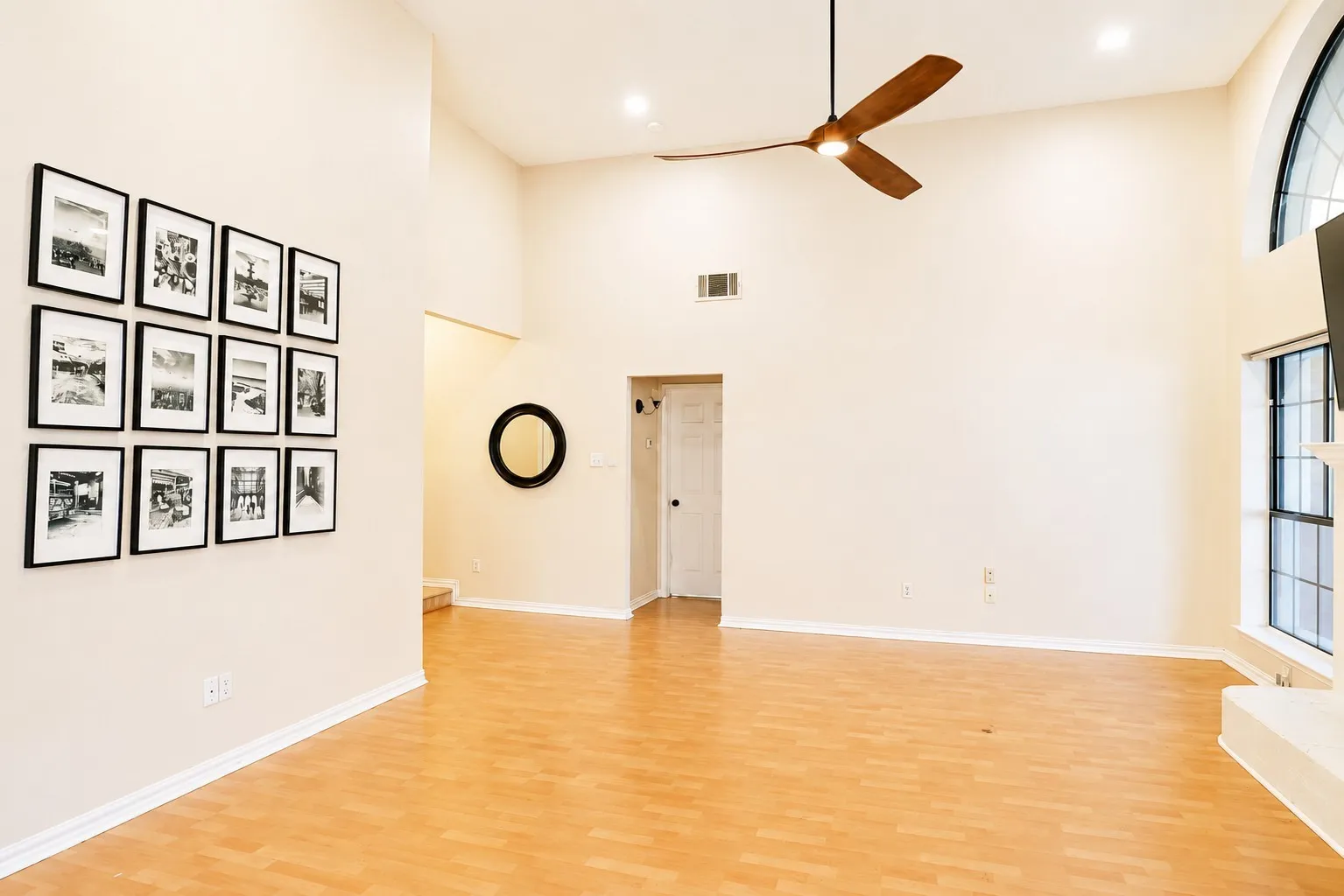 Single Family Residence For Sale in Dallas County , 2222 Country Hollow Lane, Garland, Texas 75040, 3 Bedroom, 2 Bathroom, 2 Garage spaces, 1,669 Sqft, built in 1993, mls#21263012, Real Estate Agent in Garland, Homes For Sale in Dallas county, Homes For Sale in Garland, Realtor in Garland Texas, Real Estate Brokerage Independent Realty Texas, Luminita Cordes Realtor