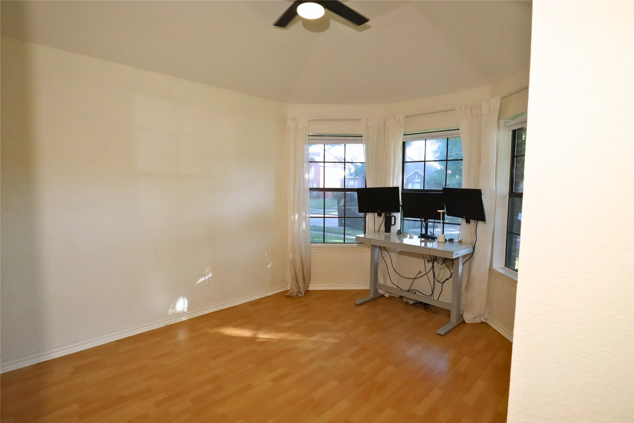 Single Family Residence For Sale in Dallas County , 2222 Country Hollow Lane, Garland, Texas 75040, 3 Bedroom, 2 Bathroom, 2 Garage spaces, 1,669 Sqft, built in 1993, mls#21263012, Real Estate Agent in Garland, Homes For Sale in Dallas county, Homes For Sale in Garland, Realtor in Garland Texas, Real Estate Brokerage Independent Realty Texas, Luminita Cordes Realtor