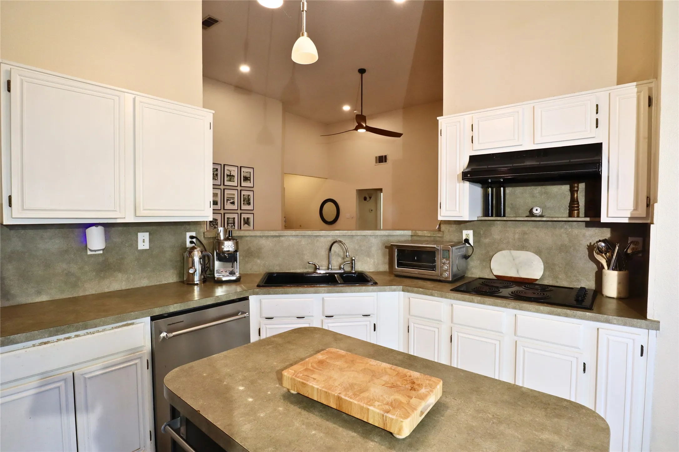 Single Family Residence For Sale in Dallas County , 2222 Country Hollow Lane, Garland, Texas 75040, 3 Bedroom, 2 Bathroom, 2 Garage spaces, 1,669 Sqft, built in 1993, mls#21263012, Real Estate Agent in Garland, Homes For Sale in Dallas county, Homes For Sale in Garland, Realtor in Garland Texas, Real Estate Brokerage Independent Realty Texas, Luminita Cordes Realtor