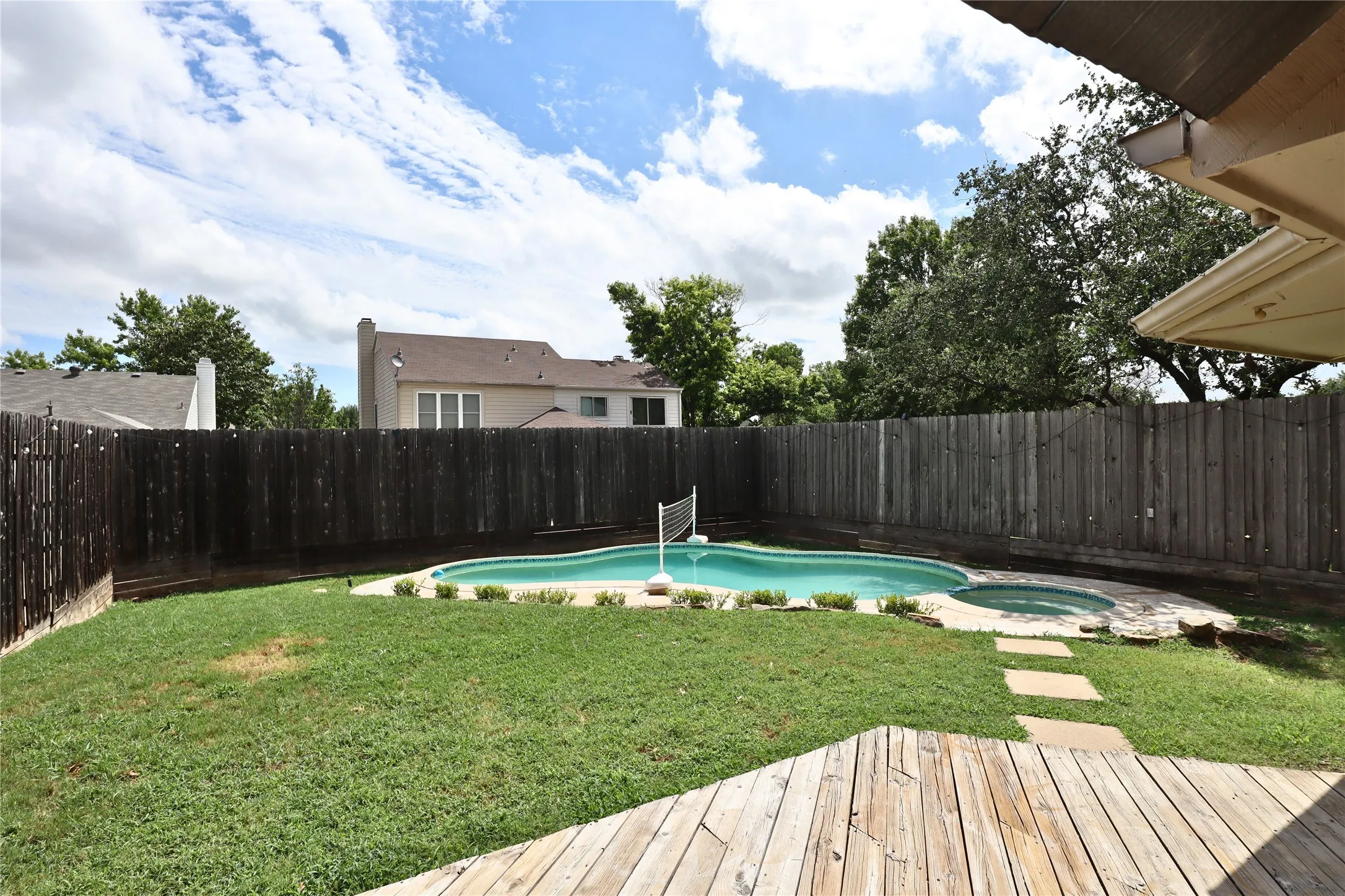 Single Family Residence For Sale in Dallas County , 2222 Country Hollow Lane, Garland, Texas 75040, 3 Bedroom, 2 Bathroom, 2 Garage spaces, 1,669 Sqft, built in 1993, mls#21263012, Real Estate Agent in Garland, Homes For Sale in Dallas county, Homes For Sale in Garland, Realtor in Garland Texas, Real Estate Brokerage Independent Realty Texas, Luminita Cordes Realtor