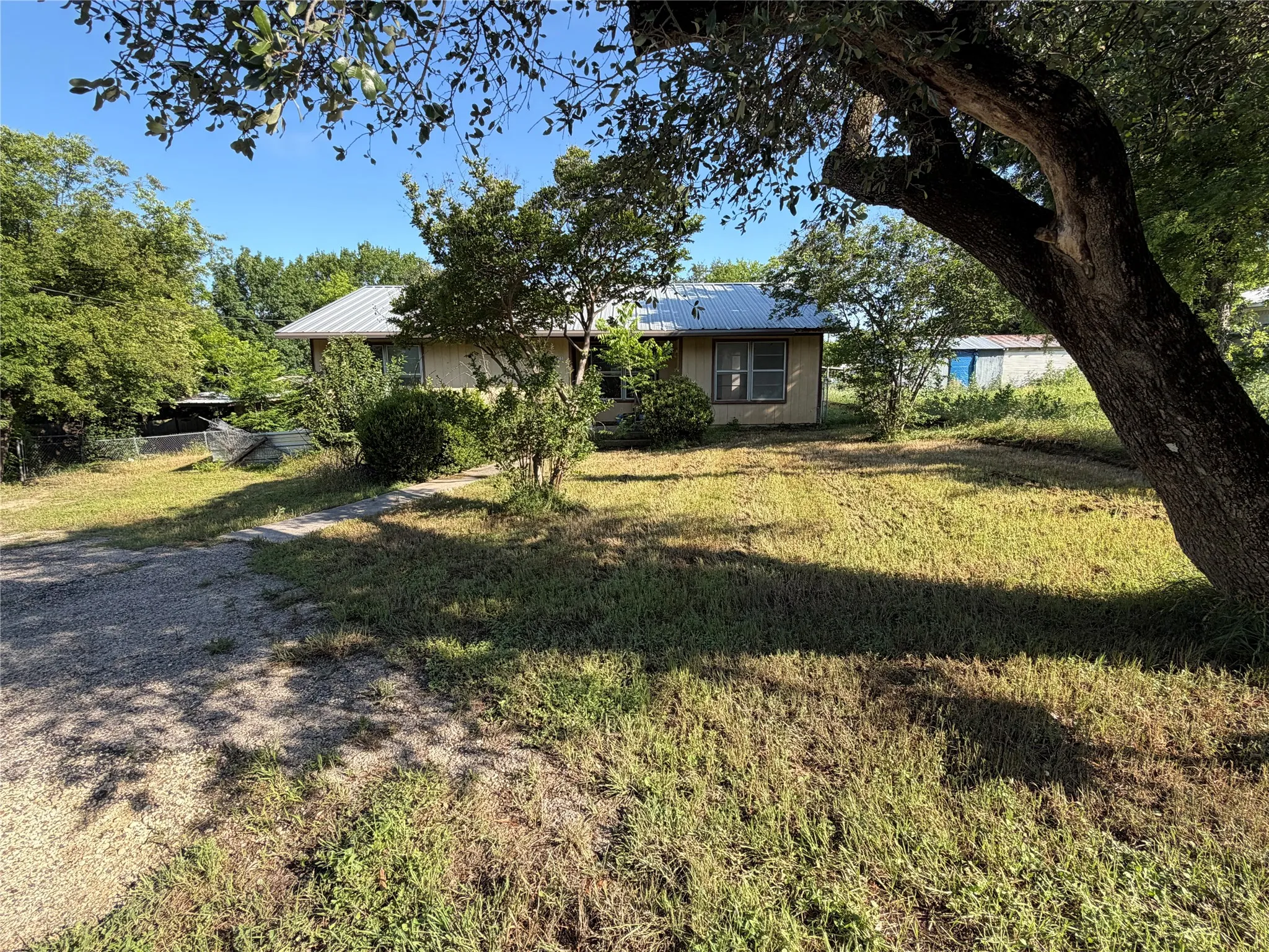 Single Family Residence For Sale in Hill County , 111 Four Feathers, Whitney, Texas 76692, 2 Bedrooms, 2 Bathrooms, Garage spaces, 1,116 Sqft, built in 1981, Price $85,000, mls#21266295, Real Estate Agent in Whitney, Homes For Sale in Hill county, Homes For Sale in Whitney, Realtor in Whitney Texas, Real Estate Brokerage Independent Realty Texas, Luminita Cordes Realtor