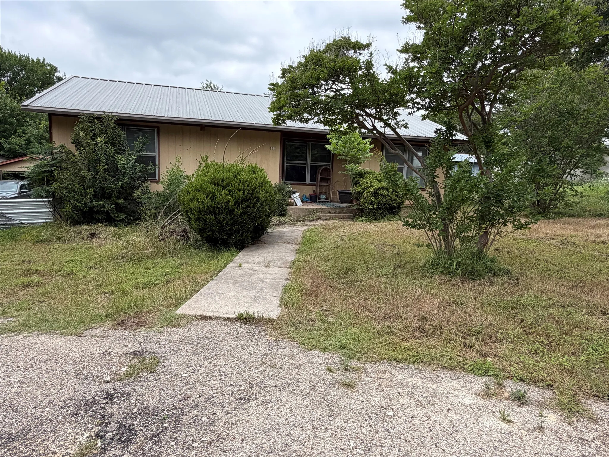 Single Family Residence For Sale in Hill County , 111 Four Feathers, Whitney, Texas 76692, 2 Bedrooms, 2 Bathrooms, Garage spaces, 1,116 Sqft, built in 1981, Price $85,000, mls#21266295, Real Estate Agent in Whitney, Homes For Sale in Hill county, Homes For Sale in Whitney, Realtor in Whitney Texas, Real Estate Brokerage Independent Realty Texas, Luminita Cordes Realtor