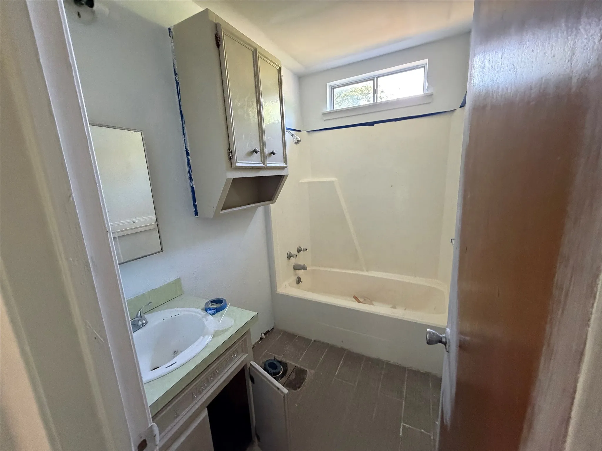 Single Family Residence For Sale in Hill County , 111 Four Feathers, Whitney, Texas 76692, 2 Bedrooms, 2 Bathrooms, Garage spaces, 1,116 Sqft, built in 1981, Price $85,000, mls#21266295, Real Estate Agent in Whitney, Homes For Sale in Hill county, Homes For Sale in Whitney, Realtor in Whitney Texas, Real Estate Brokerage Independent Realty Texas, Luminita Cordes Realtor