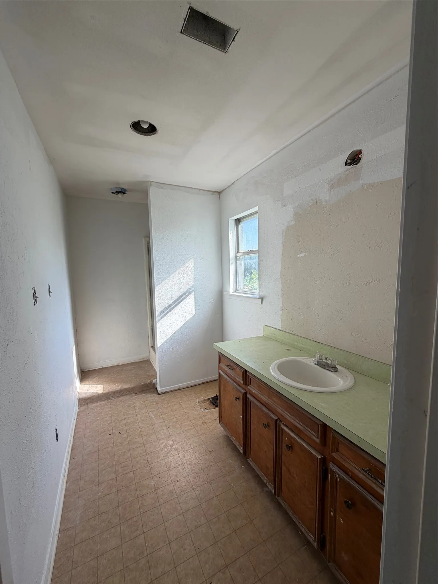 Single Family Residence For Sale in Hill County , 111 Four Feathers, Whitney, Texas 76692, 2 Bedrooms, 2 Bathrooms, Garage spaces, 1,116 Sqft, built in 1981, Price $85,000, mls#21266295, Real Estate Agent in Whitney, Homes For Sale in Hill county, Homes For Sale in Whitney, Realtor in Whitney Texas, Real Estate Brokerage Independent Realty Texas, Luminita Cordes Realtor