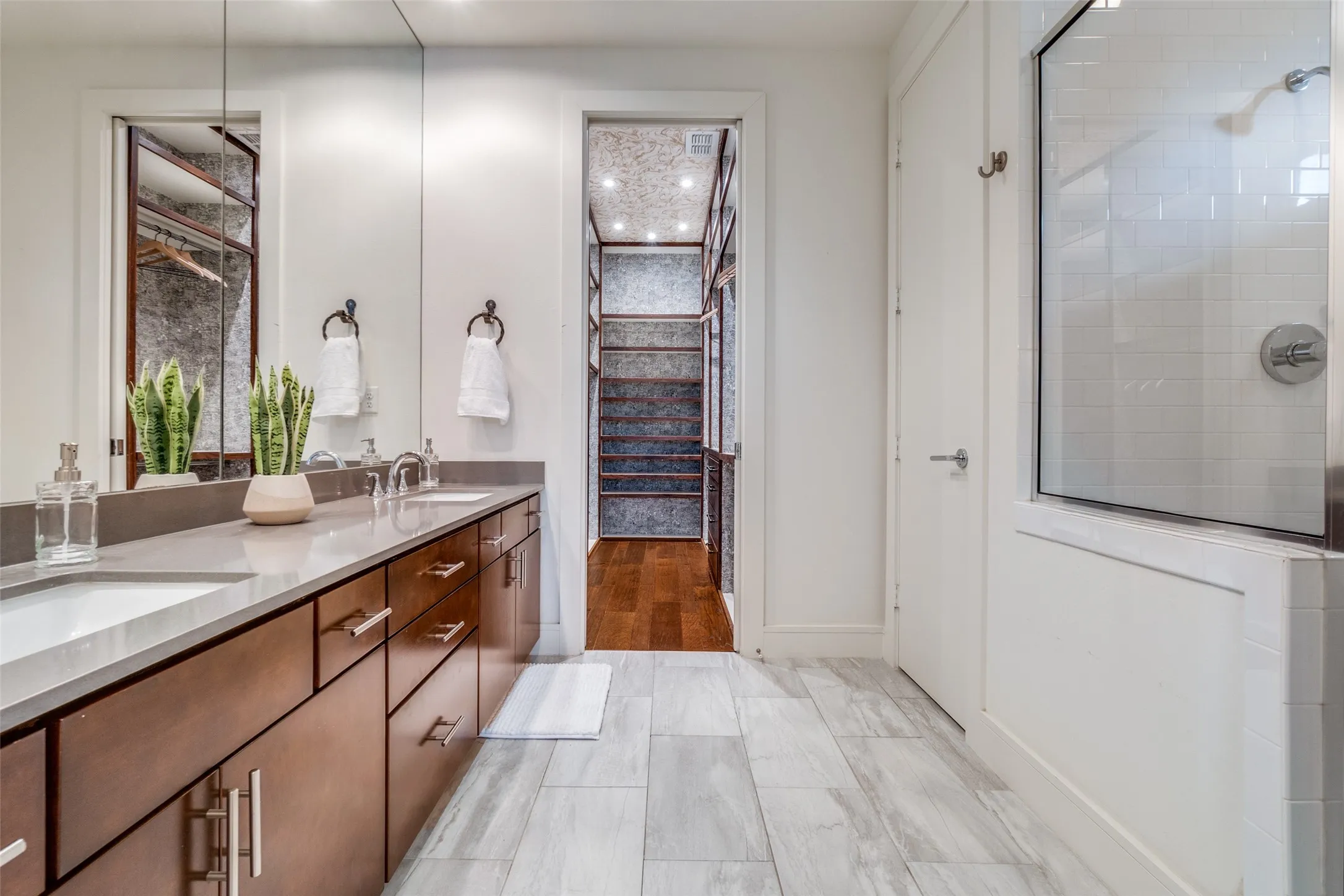 Townhouse For Sale in Dallas County , 4610 Steel Street, Dallas, Texas 75219, 3 Bedrooms, 4 Bathrooms, 2 Garage spaces, 2,126 Sqft, built in 2014, Price $499,000, mls#21268727, Real Estate Agent in Dallas, Homes For Sale in Dallas county, Homes For Sale in Dallas, Realtor in Dallas Texas, Real Estate Brokerage Independent Realty Texas, Luminita Cordes Realtor