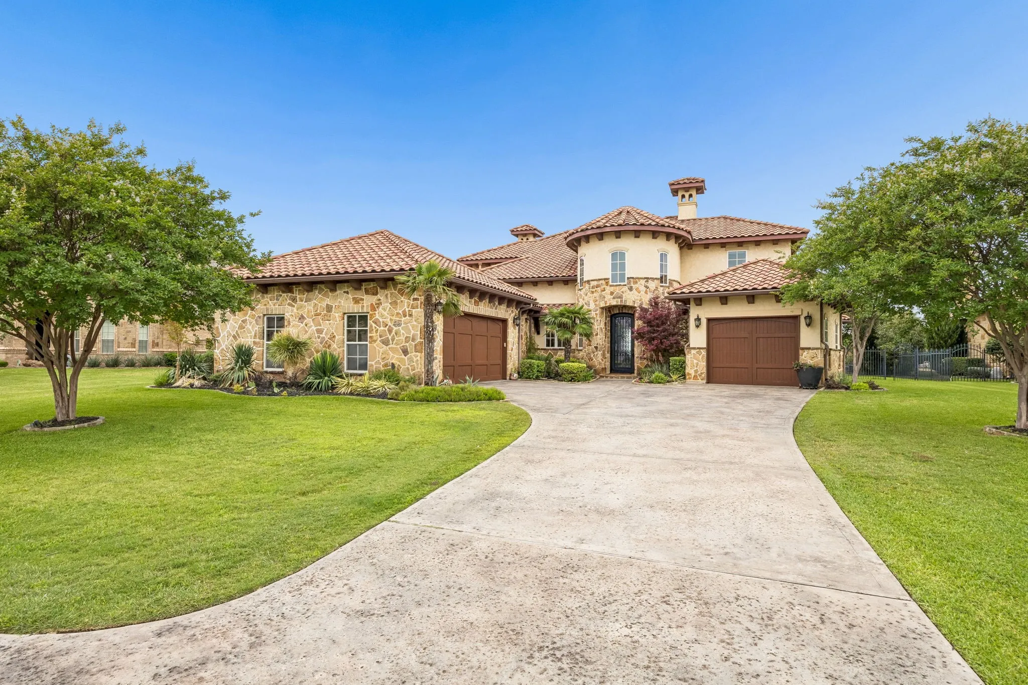 Single Family Residence For Sale in Tarrant County , 6212 Lakeside Drive, Fort Worth, Texas 76179, 5 Bedroom, 6 Bathroom, 3 Garage spaces, 4,335 Sqft, built in 2008, mls#21259777, Real Estate Agent in Fort Worth, Homes For Sale in Tarrant county, Homes For Sale in Fort Worth, Realtor in Fort Worth Texas, Real Estate Brokerage Independent Realty Texas, Luminita Cordes Realtor