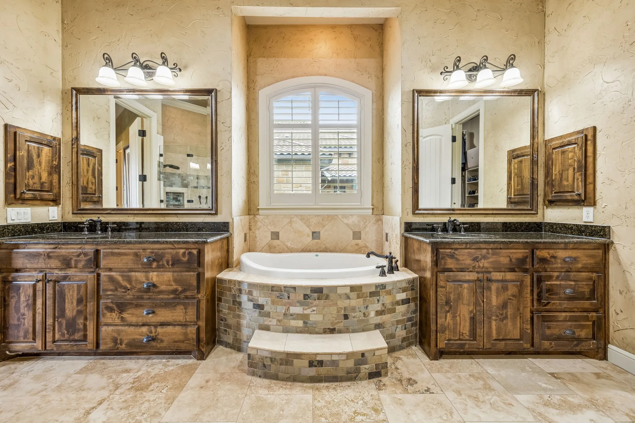 Single Family Residence For Sale in Tarrant County , 6212 Lakeside Drive, Fort Worth, Texas 76179, 5 Bedroom, 6 Bathroom, 3 Garage spaces, 4,335 Sqft, built in 2008, mls#21259777, Real Estate Agent in Fort Worth, Homes For Sale in Tarrant county, Homes For Sale in Fort Worth, Realtor in Fort Worth Texas, Real Estate Brokerage Independent Realty Texas, Luminita Cordes Realtor