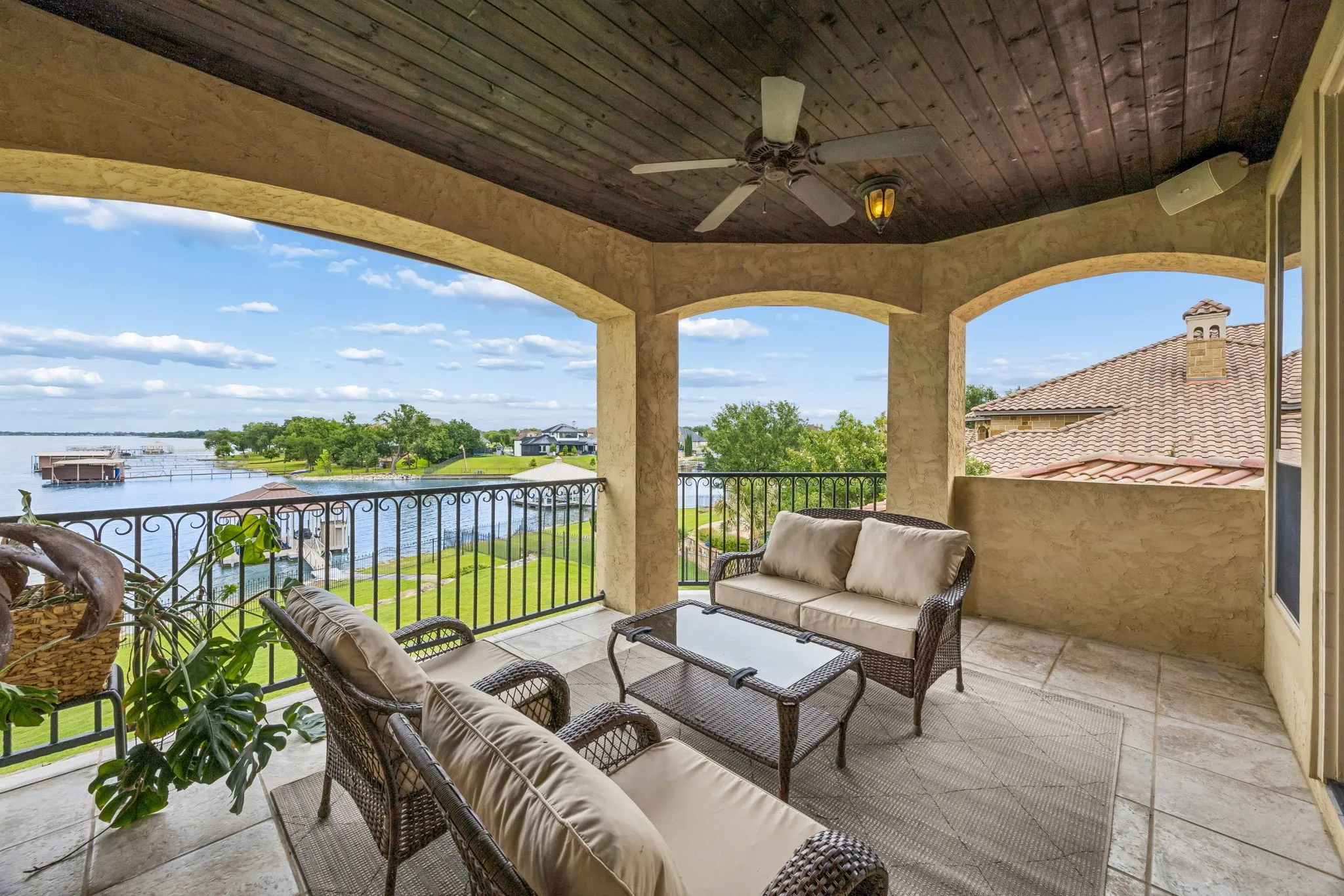 Single Family Residence For Sale in Tarrant County , 6212 Lakeside Drive, Fort Worth, Texas 76179, 5 Bedroom, 6 Bathroom, 3 Garage spaces, 4,335 Sqft, built in 2008, mls#21259777, Real Estate Agent in Fort Worth, Homes For Sale in Tarrant county, Homes For Sale in Fort Worth, Realtor in Fort Worth Texas, Real Estate Brokerage Independent Realty Texas, Luminita Cordes Realtor