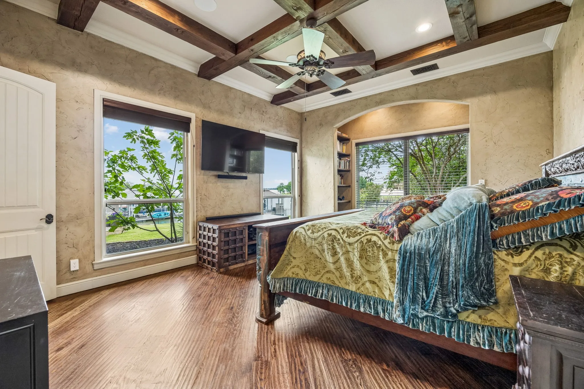 Single Family Residence For Sale in Tarrant County , 6212 Lakeside Drive, Fort Worth, Texas 76179, 5 Bedroom, 6 Bathroom, 3 Garage spaces, 4,335 Sqft, built in 2008, mls#21259777, Real Estate Agent in Fort Worth, Homes For Sale in Tarrant county, Homes For Sale in Fort Worth, Realtor in Fort Worth Texas, Real Estate Brokerage Independent Realty Texas, Luminita Cordes Realtor