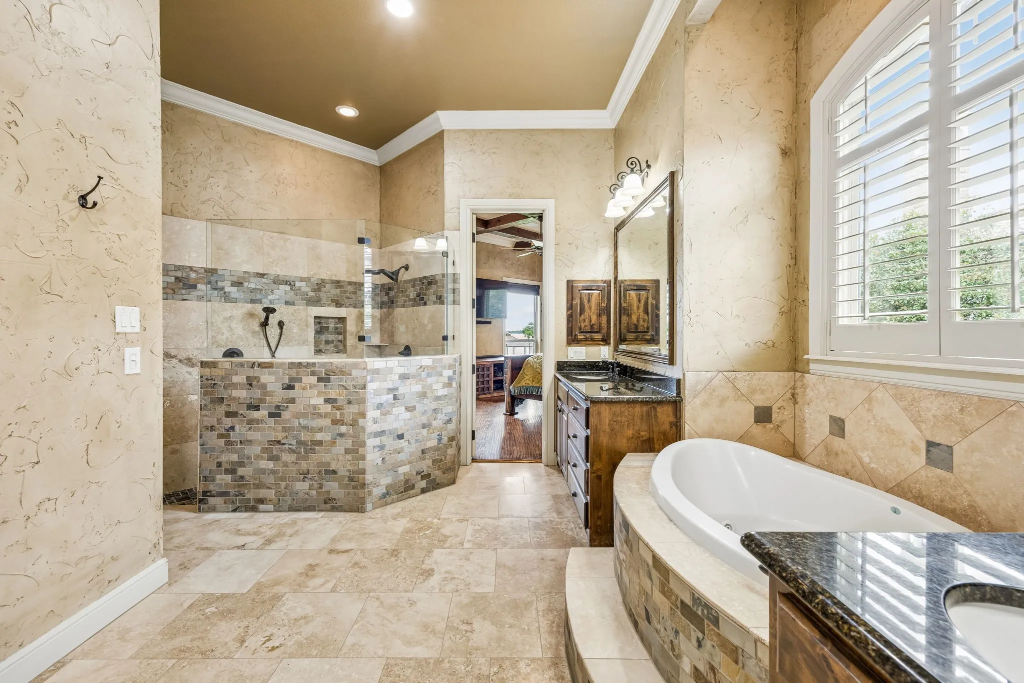 Single Family Residence For Sale in Tarrant County , 6212 Lakeside Drive, Fort Worth, Texas 76179, 5 Bedroom, 6 Bathroom, 3 Garage spaces, 4,335 Sqft, built in 2008, mls#21259777, Real Estate Agent in Fort Worth, Homes For Sale in Tarrant county, Homes For Sale in Fort Worth, Realtor in Fort Worth Texas, Real Estate Brokerage Independent Realty Texas, Luminita Cordes Realtor