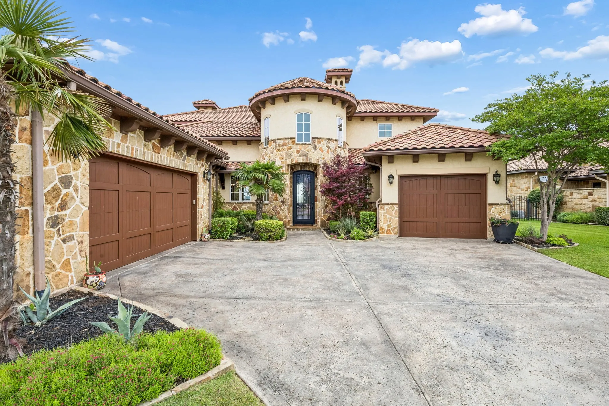 Single Family Residence For Sale in Tarrant County , 6212 Lakeside Drive, Fort Worth, Texas 76179, 5 Bedroom, 6 Bathroom, 3 Garage spaces, 4,335 Sqft, built in 2008, mls#21259777, Real Estate Agent in Fort Worth, Homes For Sale in Tarrant county, Homes For Sale in Fort Worth, Realtor in Fort Worth Texas, Real Estate Brokerage Independent Realty Texas, Luminita Cordes Realtor