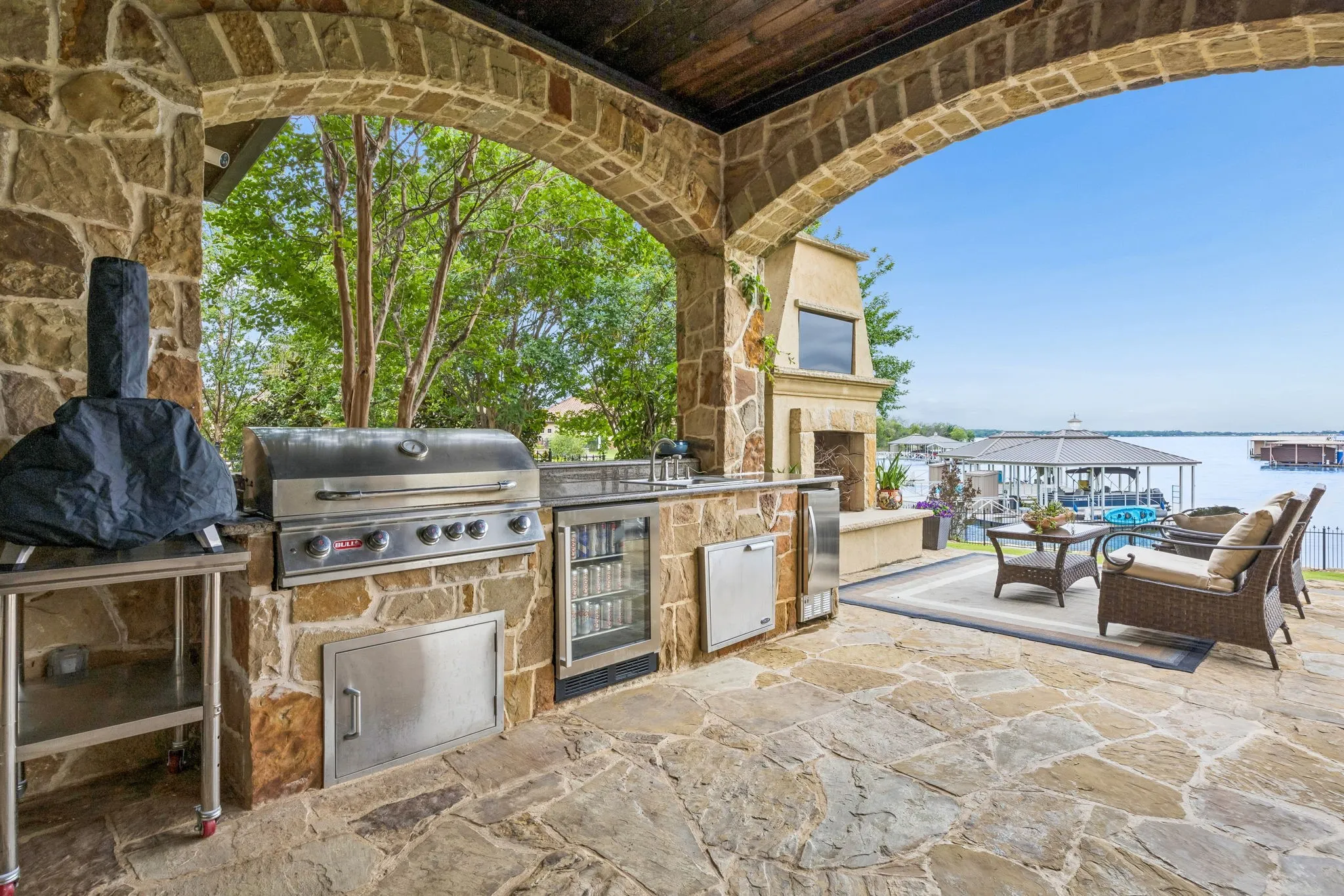 Single Family Residence For Sale in Tarrant County , 6212 Lakeside Drive, Fort Worth, Texas 76179, 5 Bedroom, 6 Bathroom, 3 Garage spaces, 4,335 Sqft, built in 2008, mls#21259777, Real Estate Agent in Fort Worth, Homes For Sale in Tarrant county, Homes For Sale in Fort Worth, Realtor in Fort Worth Texas, Real Estate Brokerage Independent Realty Texas, Luminita Cordes Realtor