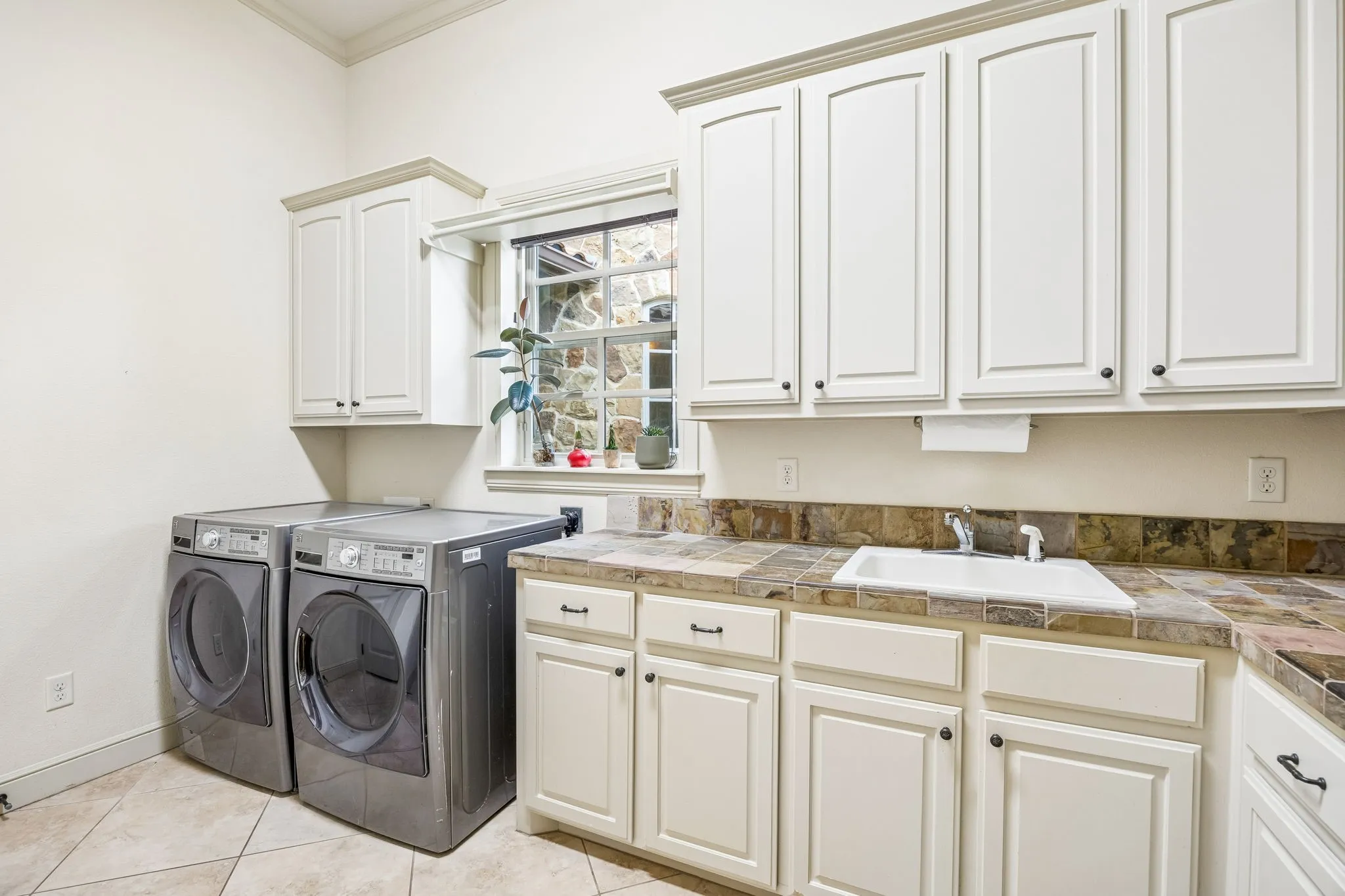 Single Family Residence For Sale in Tarrant County , 6212 Lakeside Drive, Fort Worth, Texas 76179, 5 Bedroom, 6 Bathroom, 3 Garage spaces, 4,335 Sqft, built in 2008, mls#21259777, Real Estate Agent in Fort Worth, Homes For Sale in Tarrant county, Homes For Sale in Fort Worth, Realtor in Fort Worth Texas, Real Estate Brokerage Independent Realty Texas, Luminita Cordes Realtor