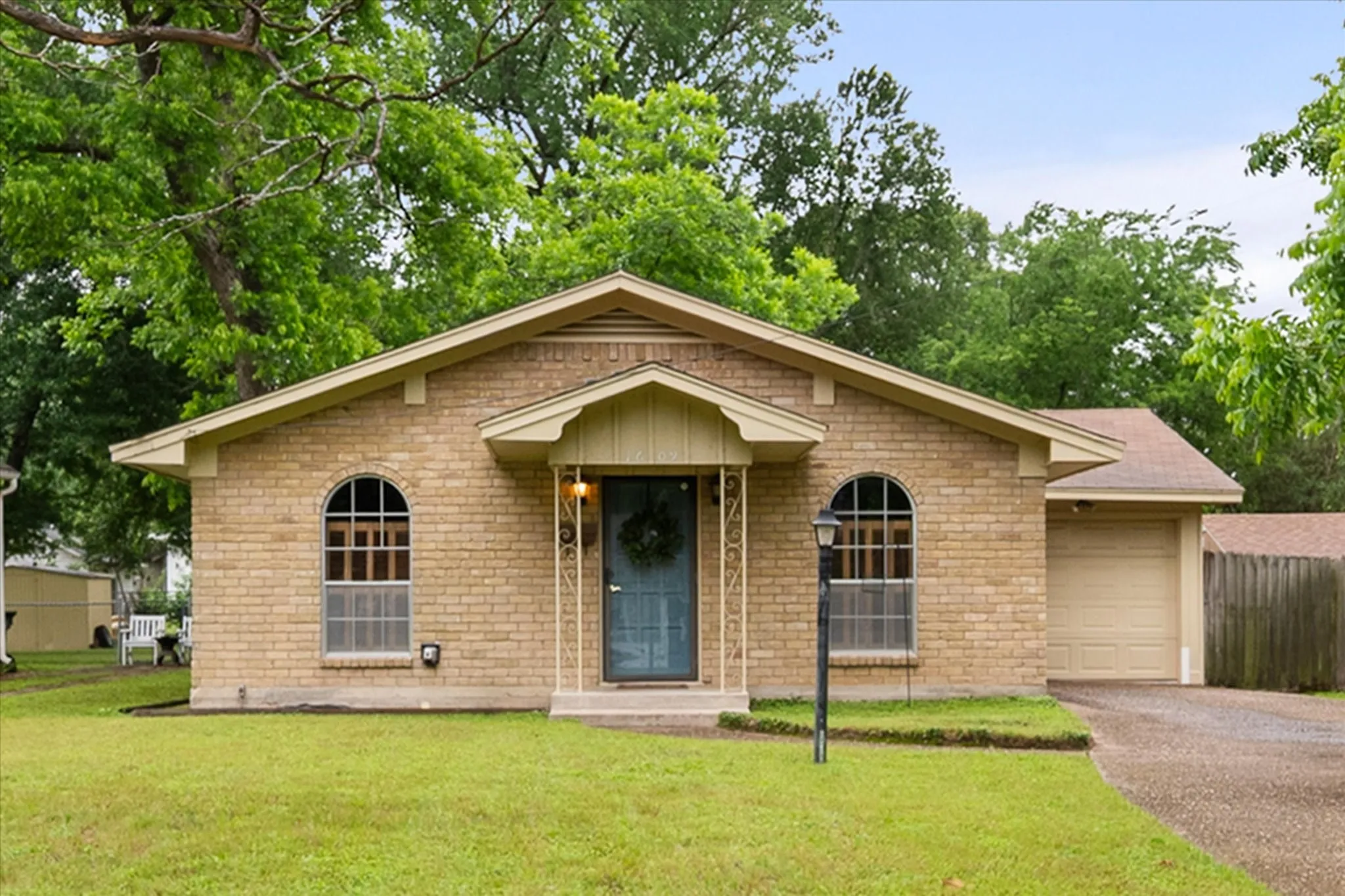 Single Family Residence For Sale in Navarro County , 1609 Maplewood, Corsicana, Texas 75110, 3 Bedroom, 2 Bathroom, Garage spaces, 1,400 Sqft, built in 1972, mls#21254330, Real Estate Agent in Corsicana, Homes For Sale in Navarro county, Homes For Sale in Corsicana, Realtor in Corsicana Texas, Real Estate Brokerage Independent Realty Texas, Luminita Cordes Realtor