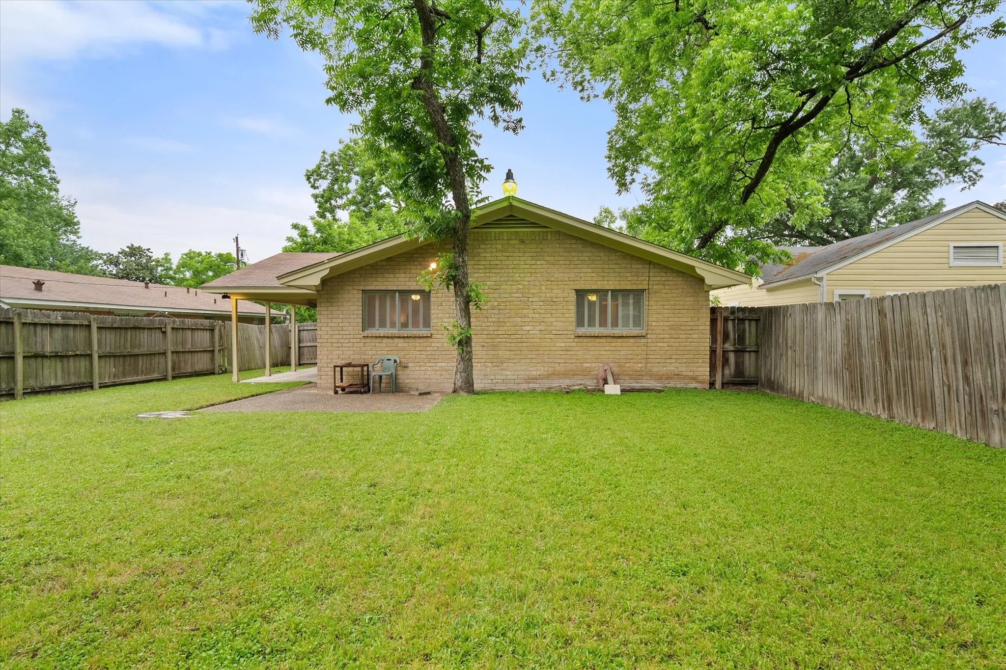 Single Family Residence For Sale in Navarro County , 1609 Maplewood, Corsicana, Texas 75110, 3 Bedroom, 2 Bathroom, Garage spaces, 1,400 Sqft, built in 1972, mls#21254330, Real Estate Agent in Corsicana, Homes For Sale in Navarro county, Homes For Sale in Corsicana, Realtor in Corsicana Texas, Real Estate Brokerage Independent Realty Texas, Luminita Cordes Realtor