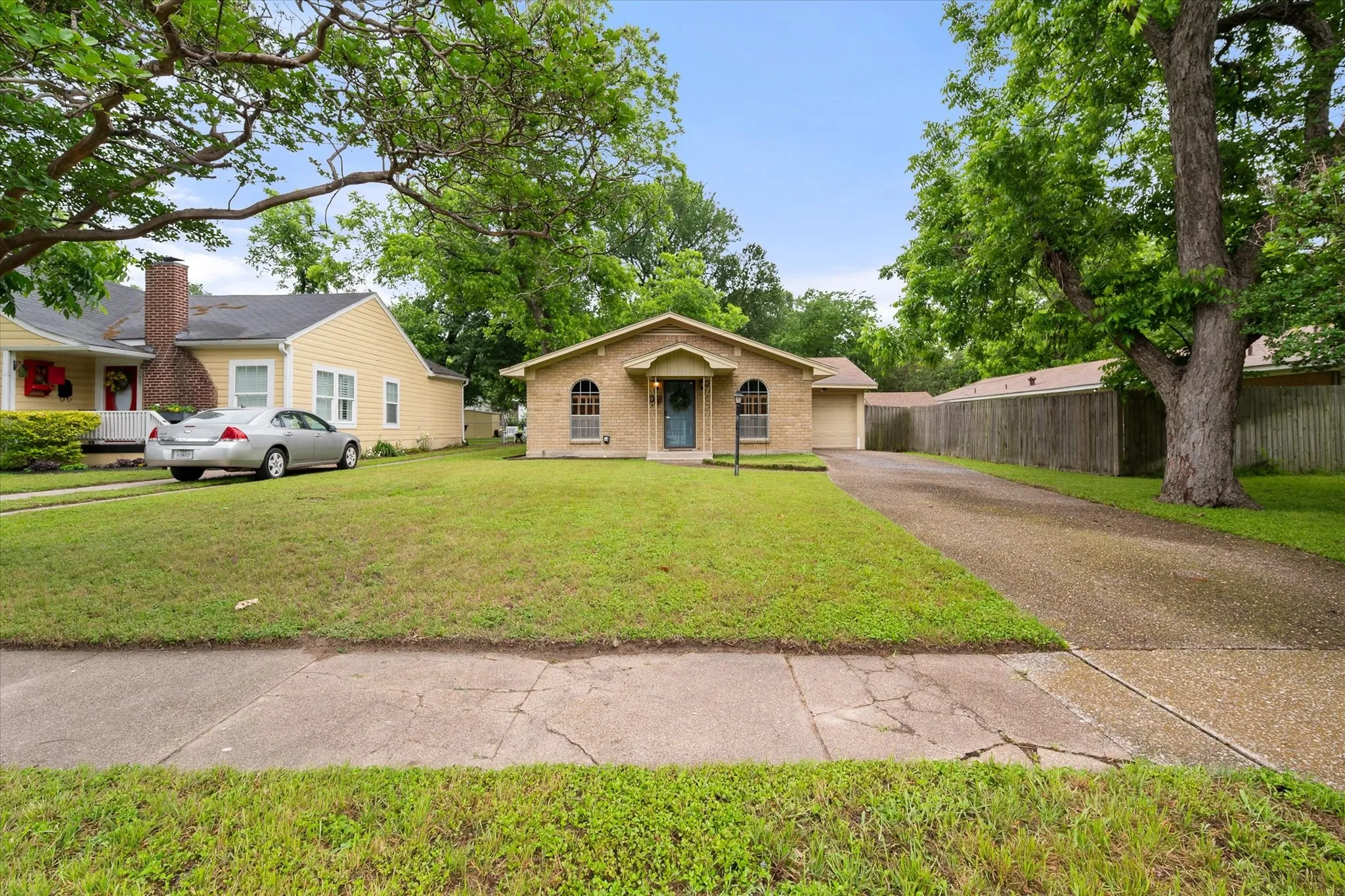Single Family Residence For Sale in Navarro County , 1609 Maplewood, Corsicana, Texas 75110, 3 Bedroom, 2 Bathroom, Garage spaces, 1,400 Sqft, built in 1972, mls#21254330, Real Estate Agent in Corsicana, Homes For Sale in Navarro county, Homes For Sale in Corsicana, Realtor in Corsicana Texas, Real Estate Brokerage Independent Realty Texas, Luminita Cordes Realtor