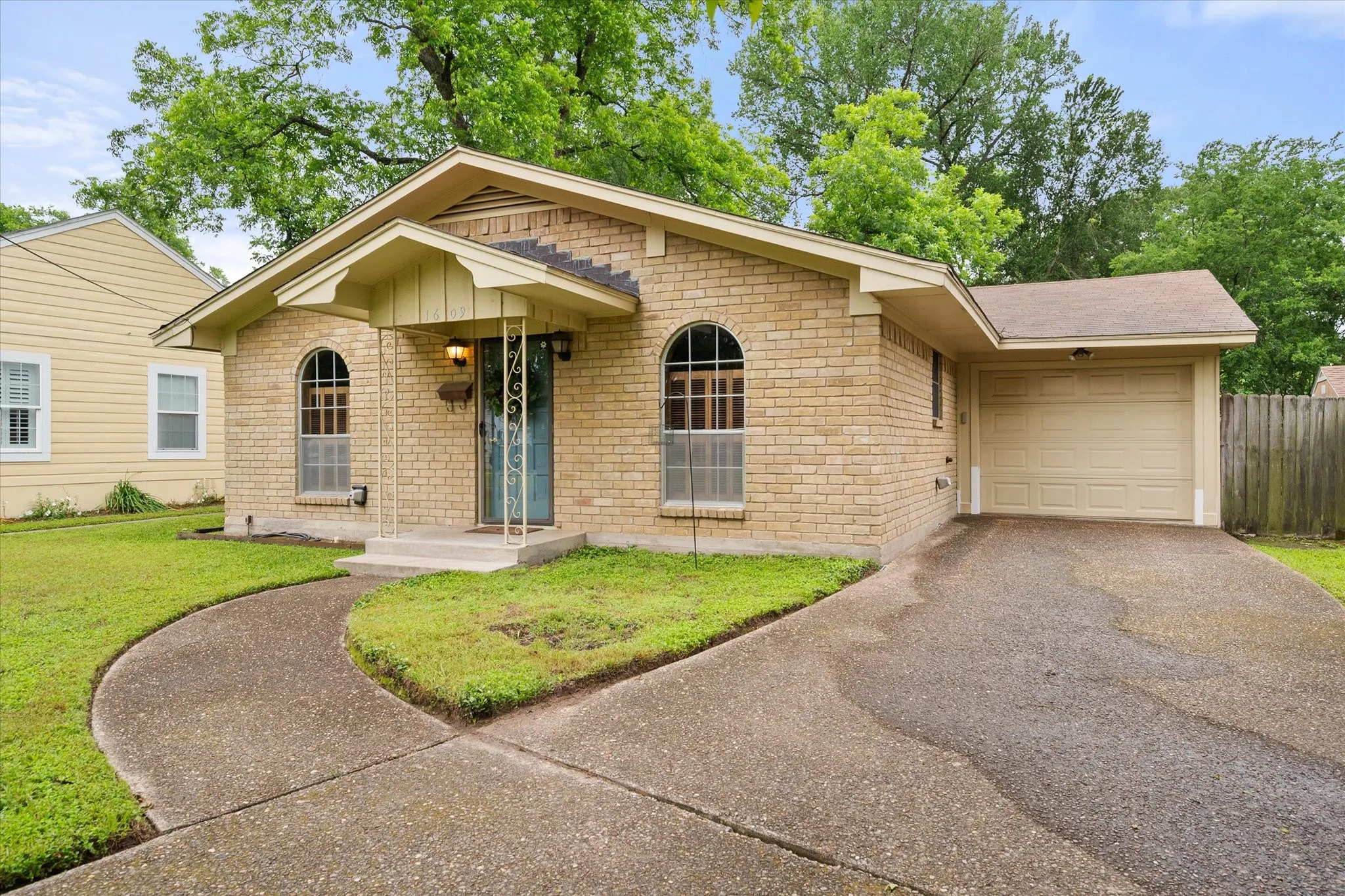 Single Family Residence For Sale in Navarro County , 1609 Maplewood, Corsicana, Texas 75110, 3 Bedroom, 2 Bathroom, Garage spaces, 1,400 Sqft, built in 1972, mls#21254330, Real Estate Agent in Corsicana, Homes For Sale in Navarro county, Homes For Sale in Corsicana, Realtor in Corsicana Texas, Real Estate Brokerage Independent Realty Texas, Luminita Cordes Realtor