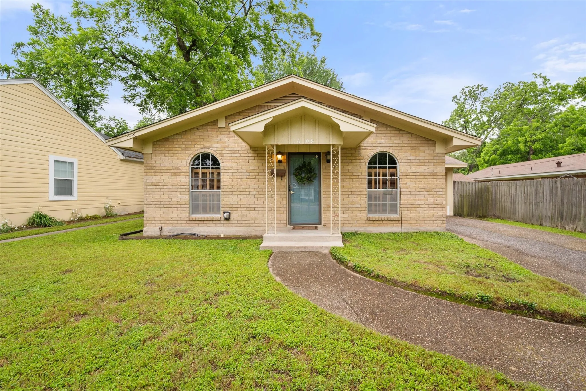 Single Family Residence For Sale in Navarro County , 1609 Maplewood, Corsicana, Texas 75110, 3 Bedroom, 2 Bathroom, Garage spaces, 1,400 Sqft, built in 1972, mls#21254330, Real Estate Agent in Corsicana, Homes For Sale in Navarro county, Homes For Sale in Corsicana, Realtor in Corsicana Texas, Real Estate Brokerage Independent Realty Texas, Luminita Cordes Realtor