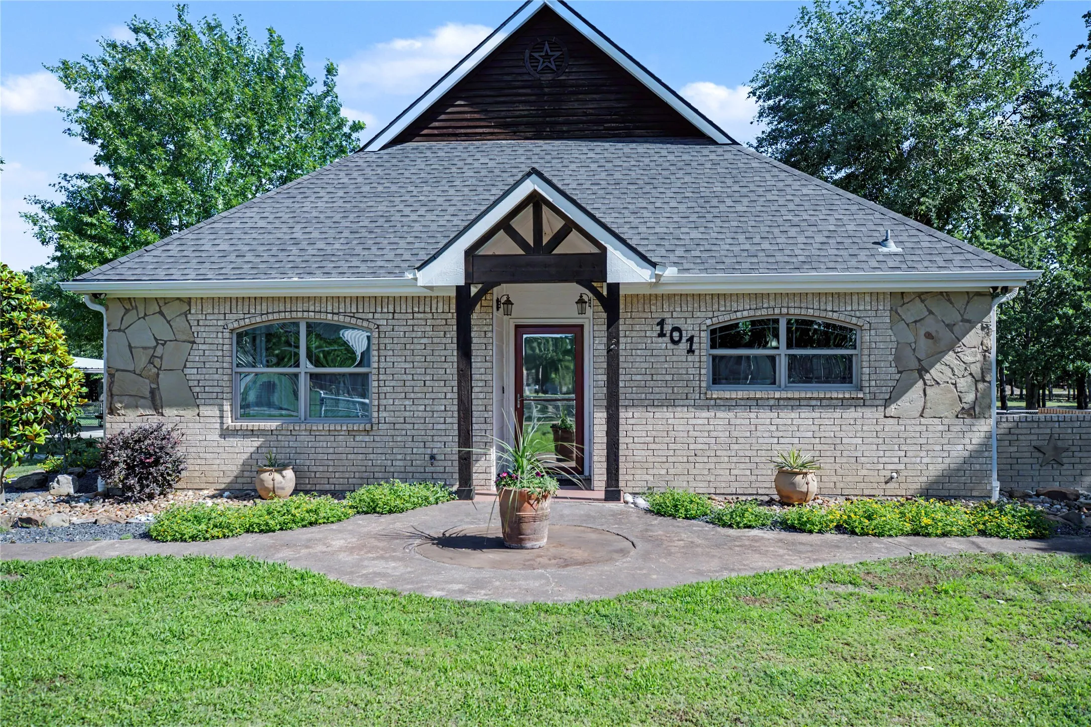 Single Family Residence For Sale in Hunt County , 101 Friendship Circle, West Tawakoni, Texas 75474, 3 Bedroom, 3 Bathroom, 6 Garage spaces, 1,724 Sqft, built in 2010, mls#21268882, Real Estate Agent in West Tawakoni, Homes For Sale in Hunt county, Homes For Sale in West Tawakoni, Realtor in West Tawakoni Texas, Real Estate Brokerage Independent Realty Texas, Luminita Cordes Realtor