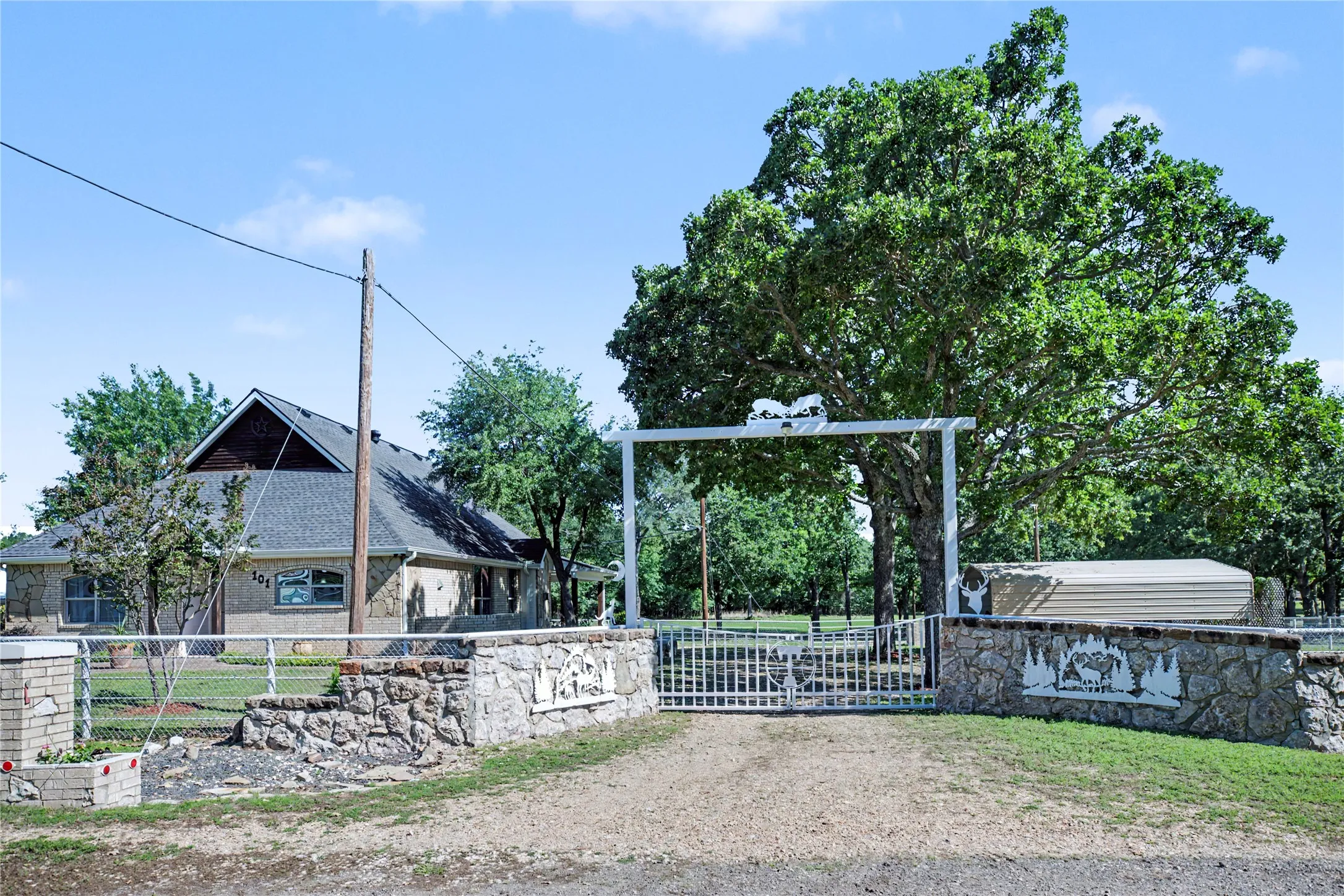 Single Family Residence For Sale in Hunt County , 101 Friendship Circle, West Tawakoni, Texas 75474, 3 Bedroom, 3 Bathroom, 6 Garage spaces, 1,724 Sqft, built in 2010, mls#21268882, Real Estate Agent in West Tawakoni, Homes For Sale in Hunt county, Homes For Sale in West Tawakoni, Realtor in West Tawakoni Texas, Real Estate Brokerage Independent Realty Texas, Luminita Cordes Realtor