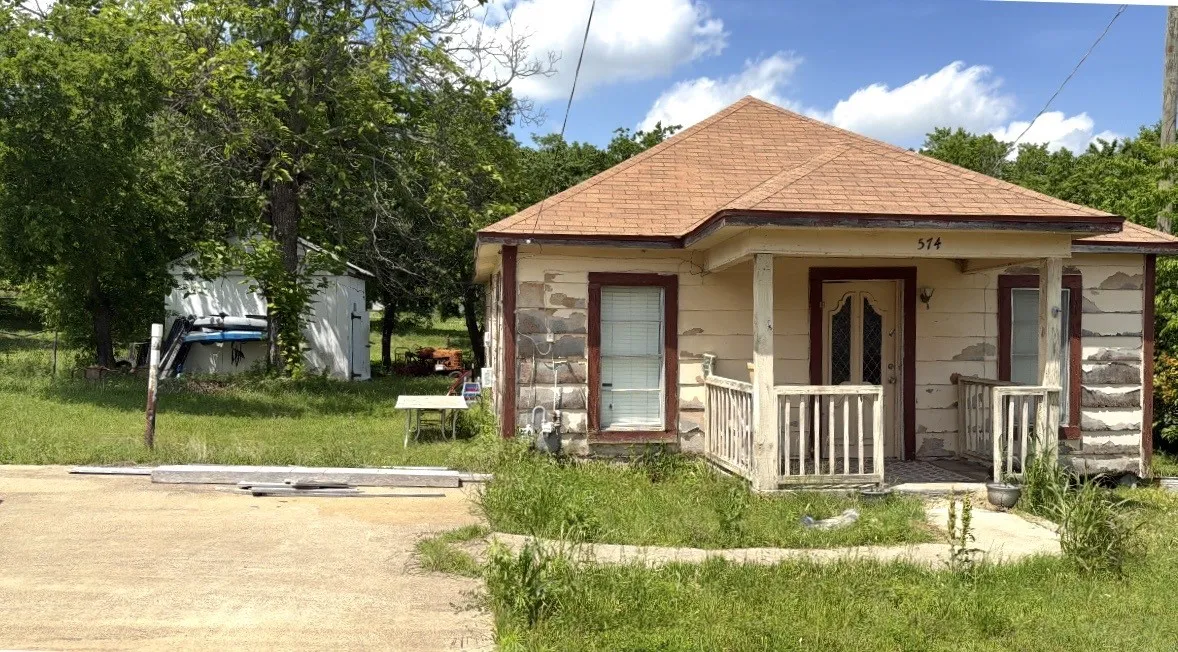 Single Family Residence For Sale in Grayson County , 574 E Marshall Street, Van Alstyne, Texas 75495, 2 Bedroom, 1 Bathroom, Garage spaces, 1,125 Sqft, built in 1920, mls#21248384, Real Estate Agent in Van Alstyne, Homes For Sale in Grayson county, Homes For Sale in Van Alstyne, Realtor in Van Alstyne Texas, Real Estate Brokerage Independent Realty Texas, Luminita Cordes Realtor