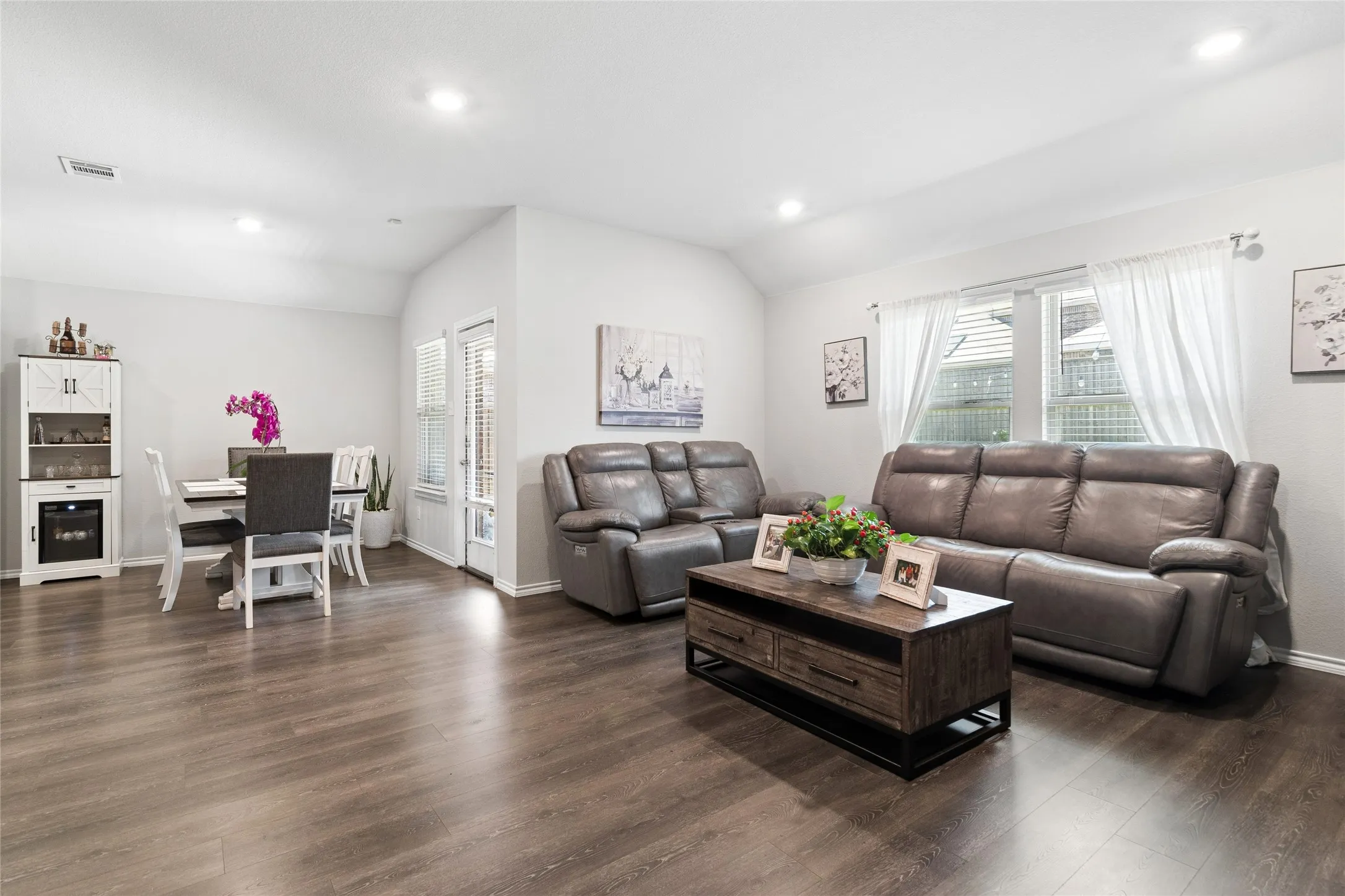 Single Family Residence For Sale in Kaufman County , 3140 Patton Lane, Mesquite, Texas 75126, 4 Bedroom, 2 Bathroom, 2 Garage spaces, 1,905 Sqft, built in 2021, mls#21268900, Real Estate Agent in Mesquite, Homes For Sale in Kaufman county, Homes For Sale in Mesquite, Realtor in Mesquite Texas, Real Estate Brokerage Independent Realty Texas, Luminita Cordes Realtor