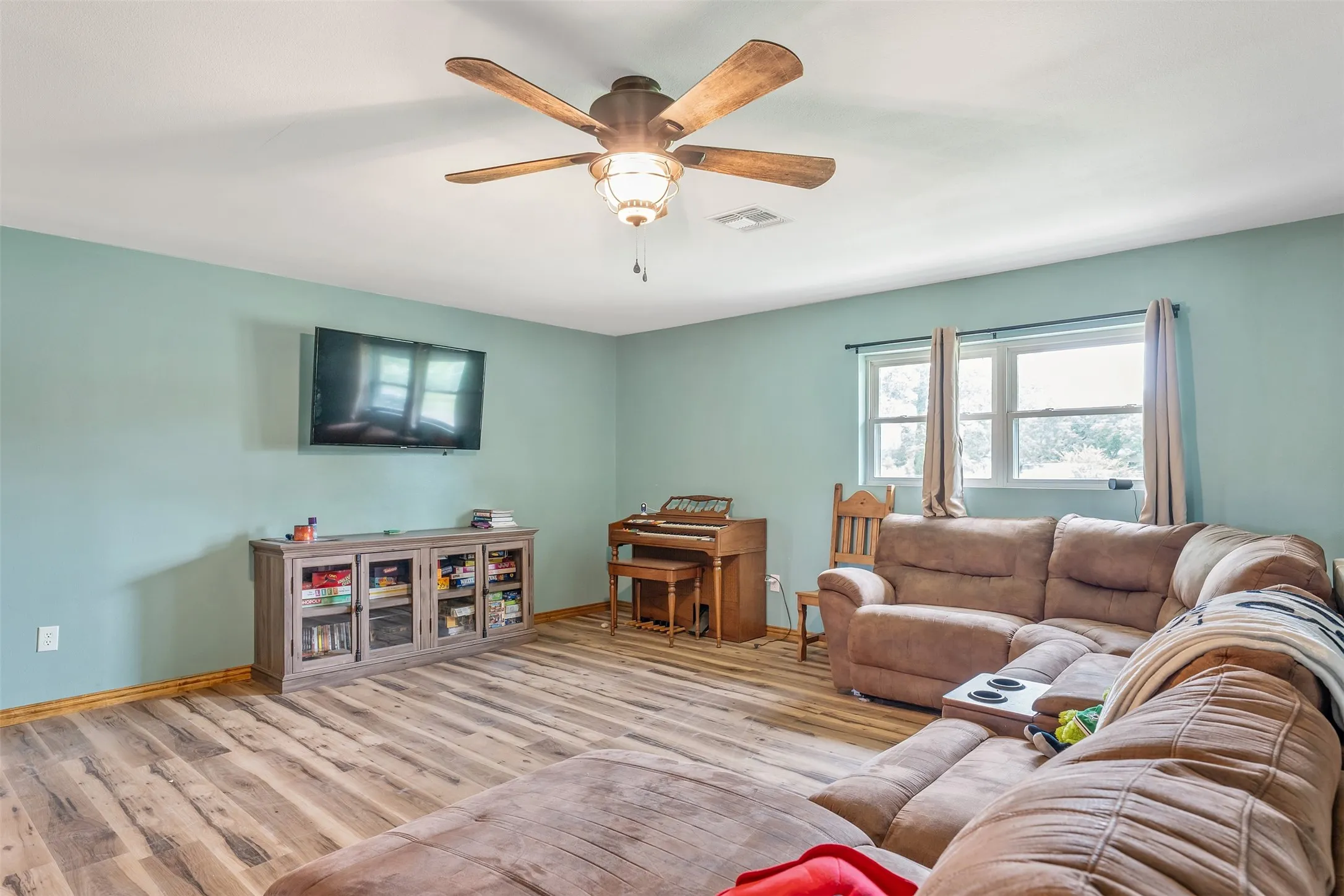 Farm For Sale in Wood County , 7037 E U.S. HWY 80, Hawkins, Texas 75765, 3 Bedroom, 2 Bathroom, Garage spaces, 2,135 Sqft, built in 1970, mls#21268907, Real Estate Agent in Hawkins, Homes For Sale in Wood county, Homes For Sale in Hawkins, Realtor in Hawkins Texas, Real Estate Brokerage Independent Realty Texas, Luminita Cordes Realtor