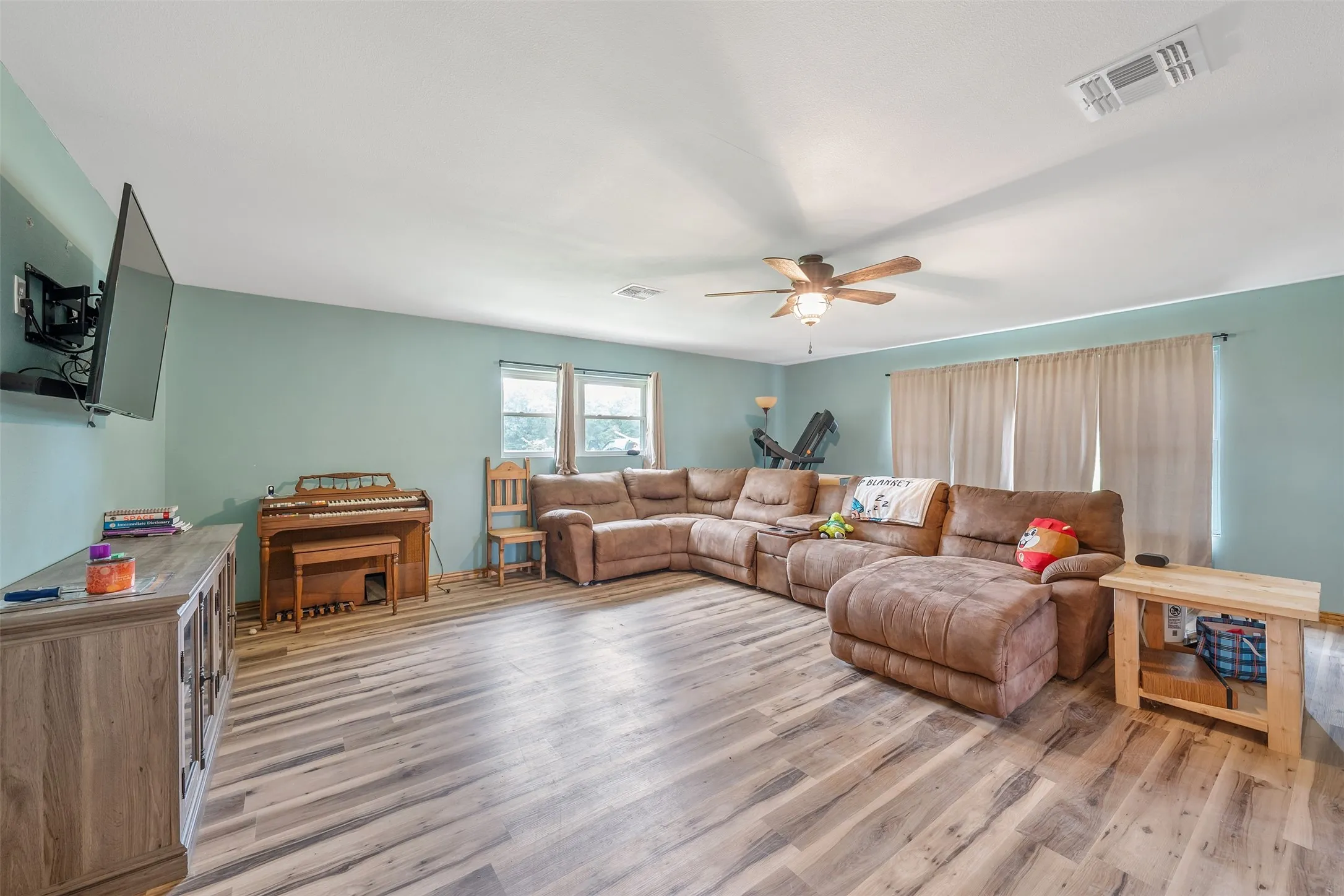Farm For Sale in Wood County , 7037 E U.S. HWY 80, Hawkins, Texas 75765, 3 Bedroom, 2 Bathroom, Garage spaces, 2,135 Sqft, built in 1970, mls#21268907, Real Estate Agent in Hawkins, Homes For Sale in Wood county, Homes For Sale in Hawkins, Realtor in Hawkins Texas, Real Estate Brokerage Independent Realty Texas, Luminita Cordes Realtor