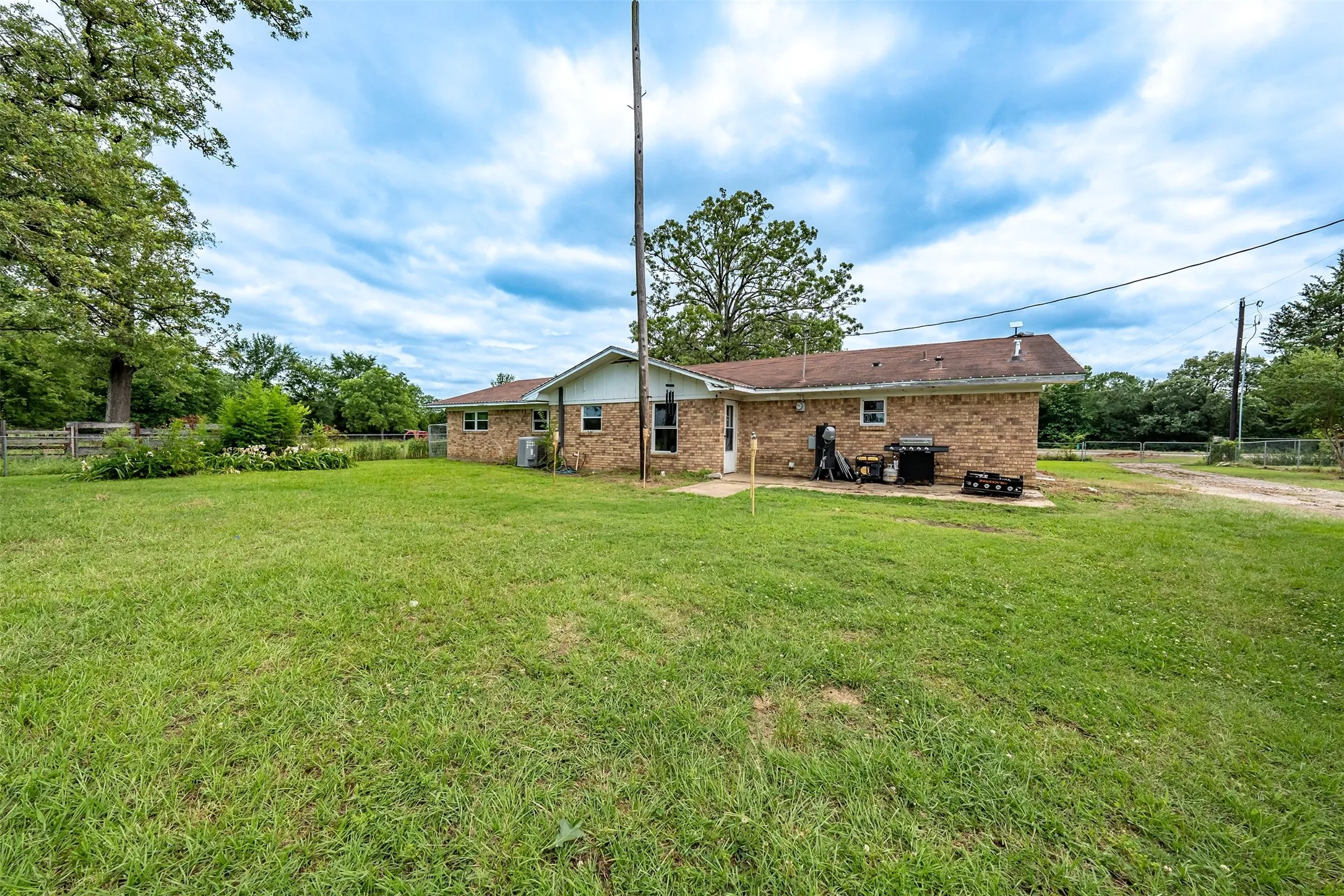 Farm For Sale in Wood County , 7037 E U.S. HWY 80, Hawkins, Texas 75765, 3 Bedroom, 2 Bathroom, Garage spaces, 2,135 Sqft, built in 1970, mls#21268907, Real Estate Agent in Hawkins, Homes For Sale in Wood county, Homes For Sale in Hawkins, Realtor in Hawkins Texas, Real Estate Brokerage Independent Realty Texas, Luminita Cordes Realtor