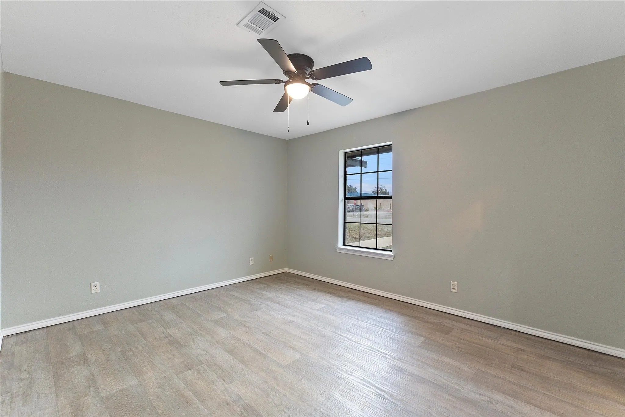 Single Family Residence For Sale in Fannin County , 312 E Cottonwood Street, Leonard, Texas 75452, 3 Bedroom, 2 Bathroom, 2 Garage spaces, 2,006 Sqft, built in 1987, mls#21268943, Real Estate Agent in Leonard, Homes For Sale in Fannin county, Homes For Sale in Leonard, Realtor in Leonard Texas, Real Estate Brokerage Independent Realty Texas, Luminita Cordes Realtor