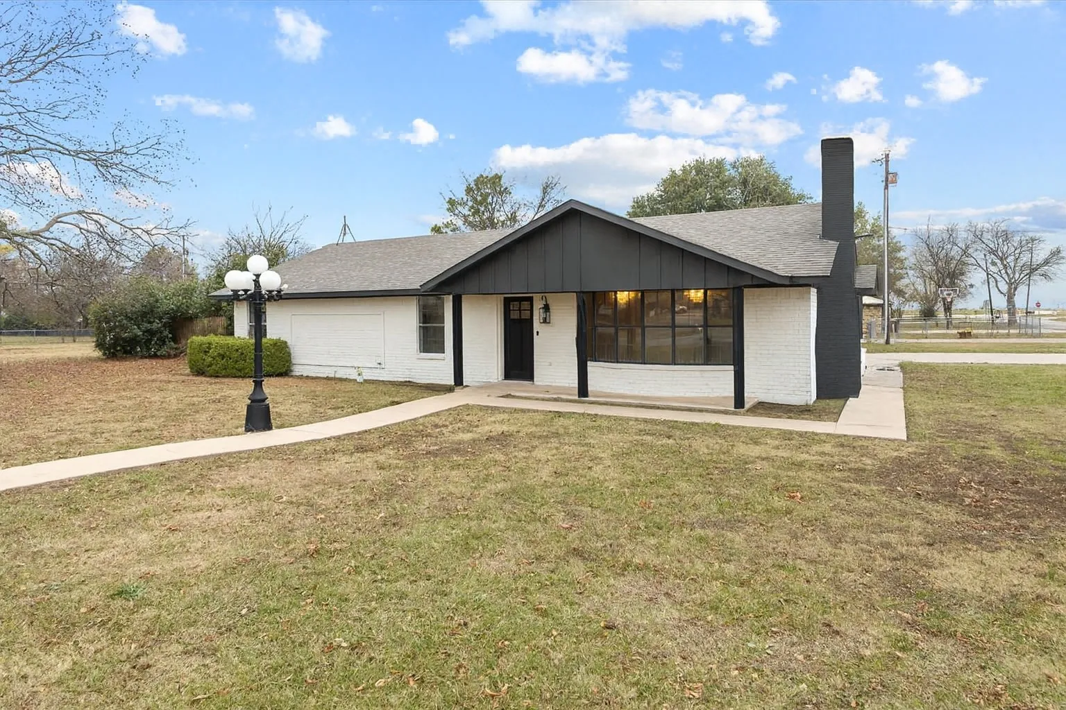 Single Family Residence For Sale in Fannin County , 312 E Cottonwood Street, Leonard, Texas 75452, 3 Bedroom, 2 Bathroom, 2 Garage spaces, 2,006 Sqft, built in 1987, mls#21268943, Real Estate Agent in Leonard, Homes For Sale in Fannin county, Homes For Sale in Leonard, Realtor in Leonard Texas, Real Estate Brokerage Independent Realty Texas, Luminita Cordes Realtor