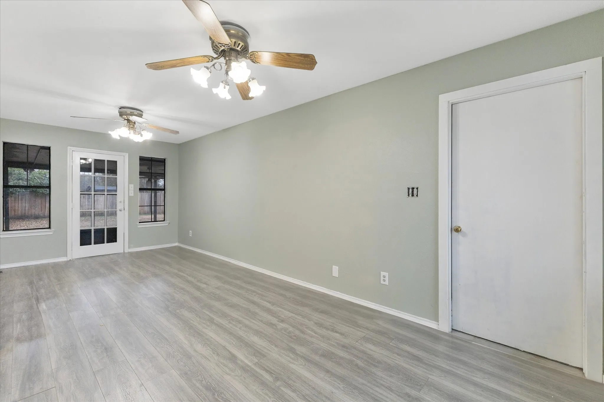 Single Family Residence For Sale in Fannin County , 312 E Cottonwood Street, Leonard, Texas 75452, 3 Bedroom, 2 Bathroom, 2 Garage spaces, 2,006 Sqft, built in 1987, mls#21268943, Real Estate Agent in Leonard, Homes For Sale in Fannin county, Homes For Sale in Leonard, Realtor in Leonard Texas, Real Estate Brokerage Independent Realty Texas, Luminita Cordes Realtor
