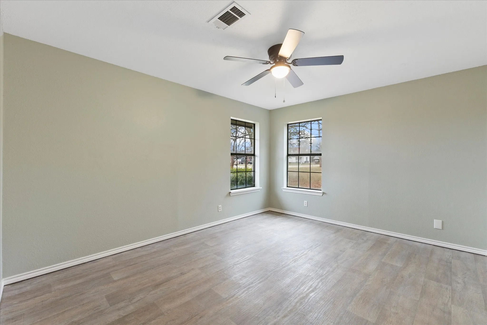 Single Family Residence For Sale in Fannin County , 312 E Cottonwood Street, Leonard, Texas 75452, 3 Bedroom, 2 Bathroom, 2 Garage spaces, 2,006 Sqft, built in 1987, mls#21268943, Real Estate Agent in Leonard, Homes For Sale in Fannin county, Homes For Sale in Leonard, Realtor in Leonard Texas, Real Estate Brokerage Independent Realty Texas, Luminita Cordes Realtor
