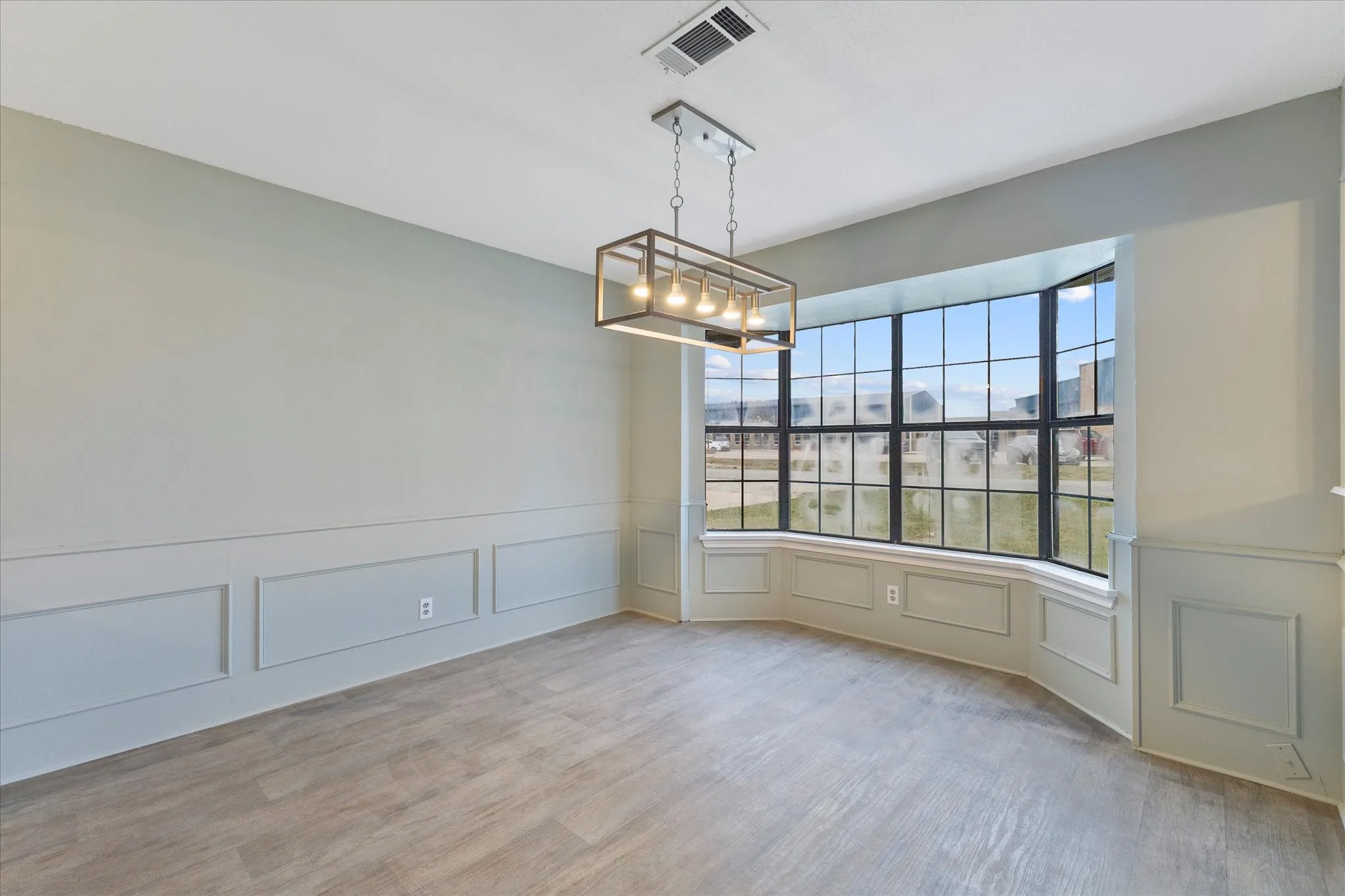 Single Family Residence For Sale in Fannin County , 312 E Cottonwood Street, Leonard, Texas 75452, 3 Bedroom, 2 Bathroom, 2 Garage spaces, 2,006 Sqft, built in 1987, mls#21268943, Real Estate Agent in Leonard, Homes For Sale in Fannin county, Homes For Sale in Leonard, Realtor in Leonard Texas, Real Estate Brokerage Independent Realty Texas, Luminita Cordes Realtor