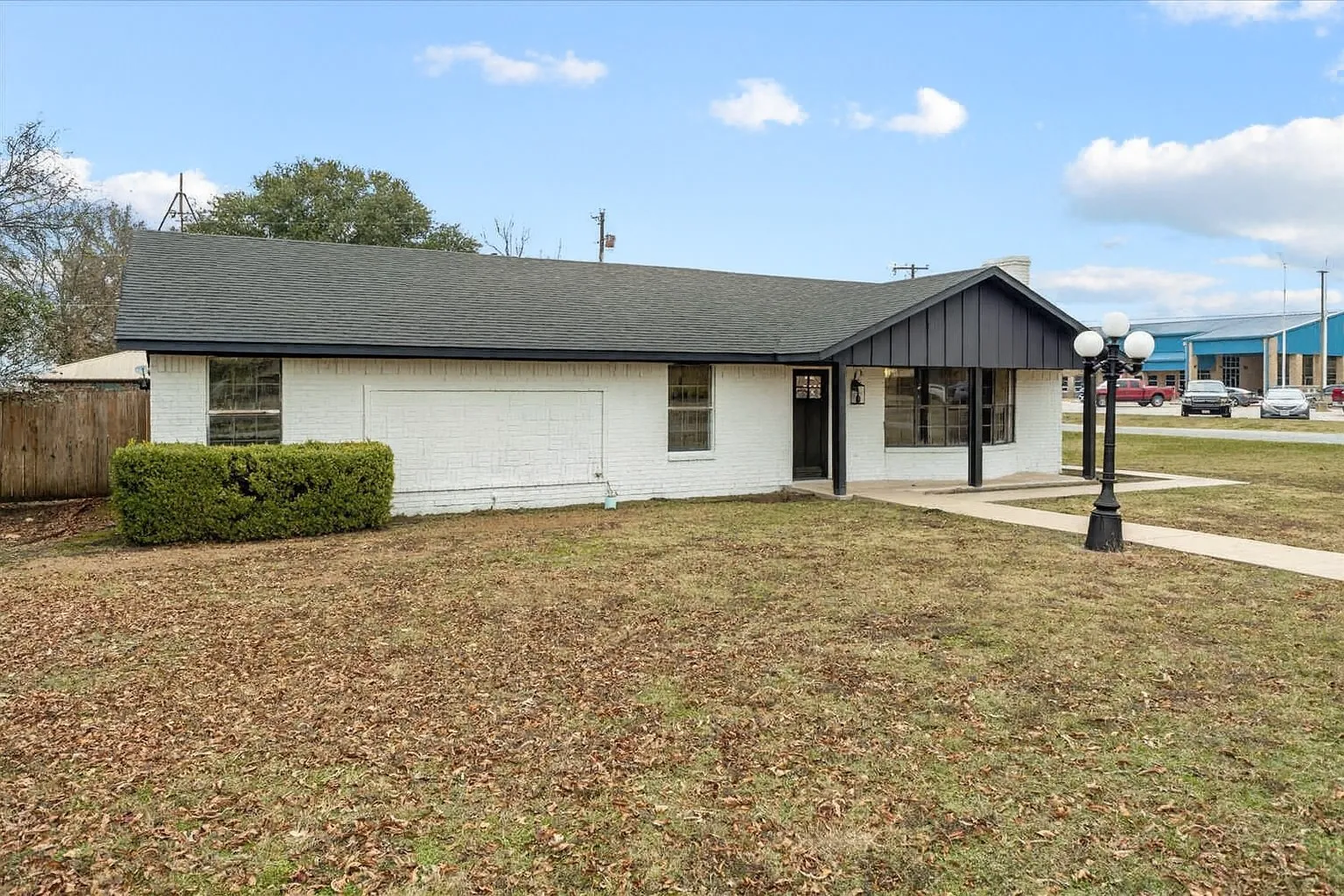 Single Family Residence For Sale in Fannin County , 312 E Cottonwood Street, Leonard, Texas 75452, 3 Bedroom, 2 Bathroom, 2 Garage spaces, 2,006 Sqft, built in 1987, mls#21268943, Real Estate Agent in Leonard, Homes For Sale in Fannin county, Homes For Sale in Leonard, Realtor in Leonard Texas, Real Estate Brokerage Independent Realty Texas, Luminita Cordes Realtor