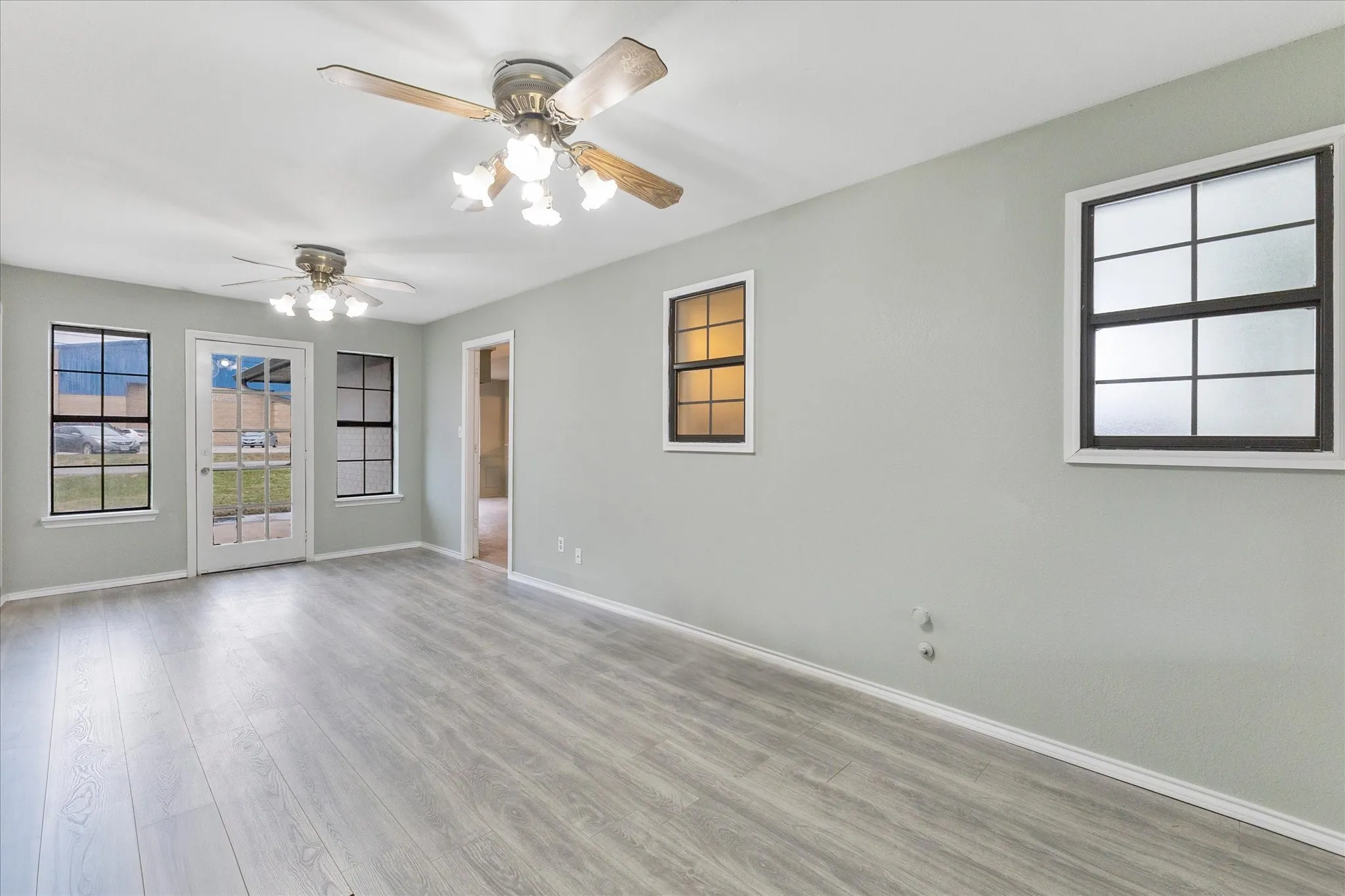 Single Family Residence For Sale in Fannin County , 312 E Cottonwood Street, Leonard, Texas 75452, 3 Bedroom, 2 Bathroom, 2 Garage spaces, 2,006 Sqft, built in 1987, mls#21268943, Real Estate Agent in Leonard, Homes For Sale in Fannin county, Homes For Sale in Leonard, Realtor in Leonard Texas, Real Estate Brokerage Independent Realty Texas, Luminita Cordes Realtor