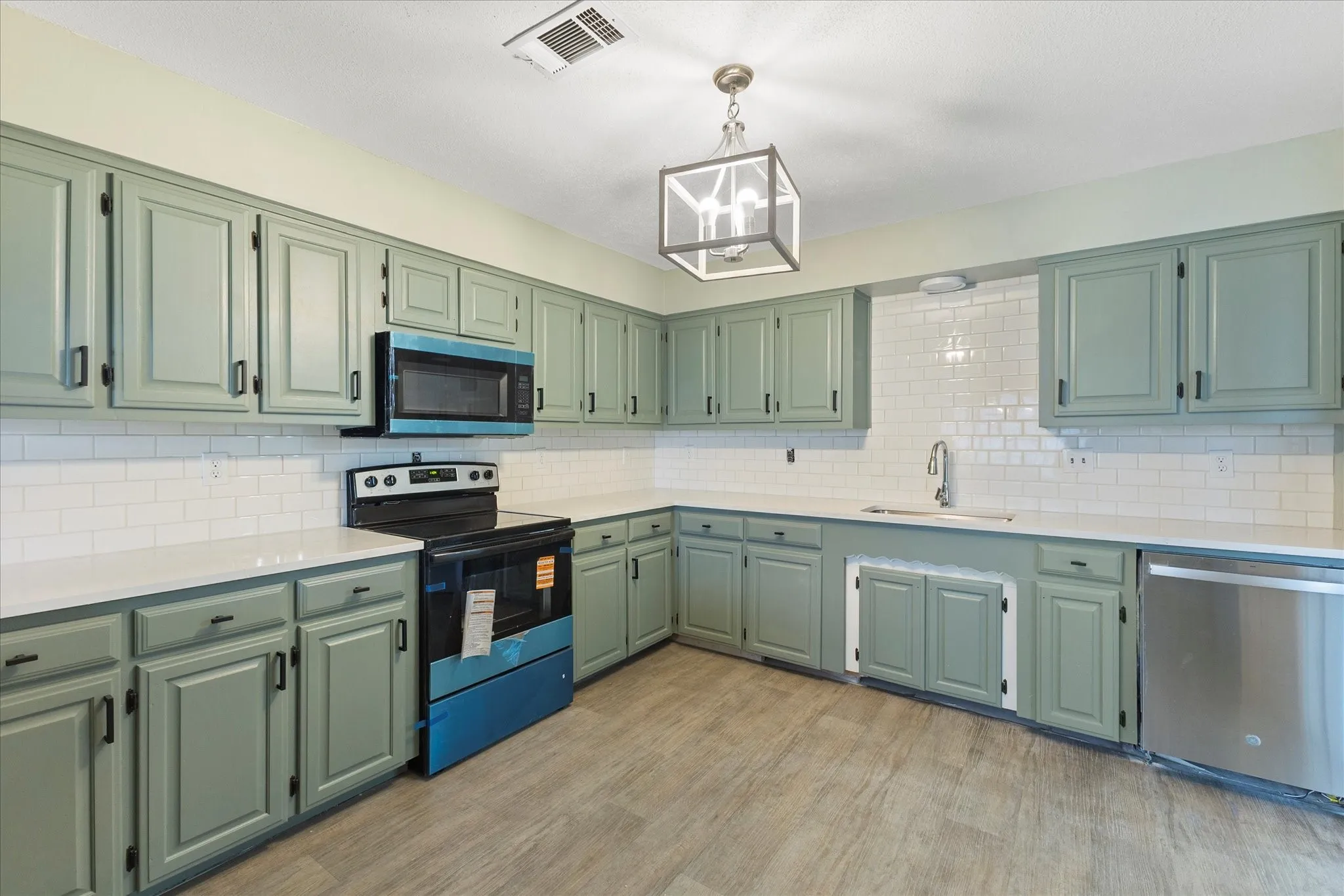 Single Family Residence For Sale in Fannin County , 312 E Cottonwood Street, Leonard, Texas 75452, 3 Bedroom, 2 Bathroom, 2 Garage spaces, 2,006 Sqft, built in 1987, mls#21268943, Real Estate Agent in Leonard, Homes For Sale in Fannin county, Homes For Sale in Leonard, Realtor in Leonard Texas, Real Estate Brokerage Independent Realty Texas, Luminita Cordes Realtor