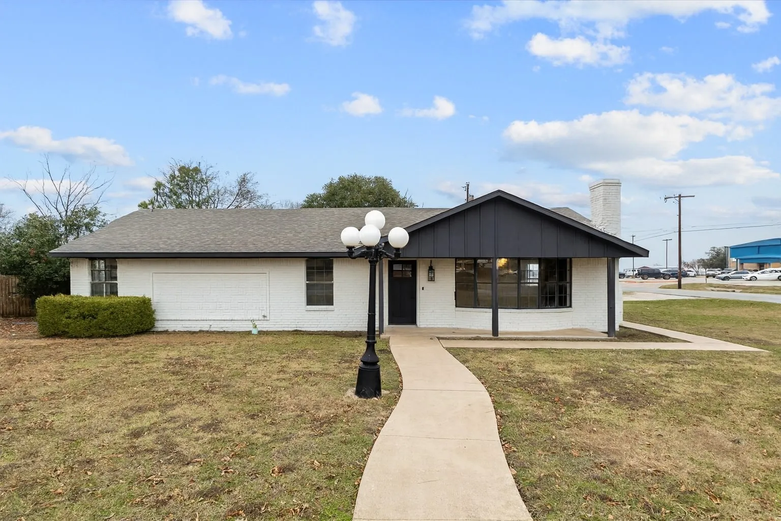 Single Family Residence For Sale in Fannin County , 312 E Cottonwood Street, Leonard, Texas 75452, 3 Bedroom, 2 Bathroom, 2 Garage spaces, 2,006 Sqft, built in 1987, mls#21268943, Real Estate Agent in Leonard, Homes For Sale in Fannin county, Homes For Sale in Leonard, Realtor in Leonard Texas, Real Estate Brokerage Independent Realty Texas, Luminita Cordes Realtor