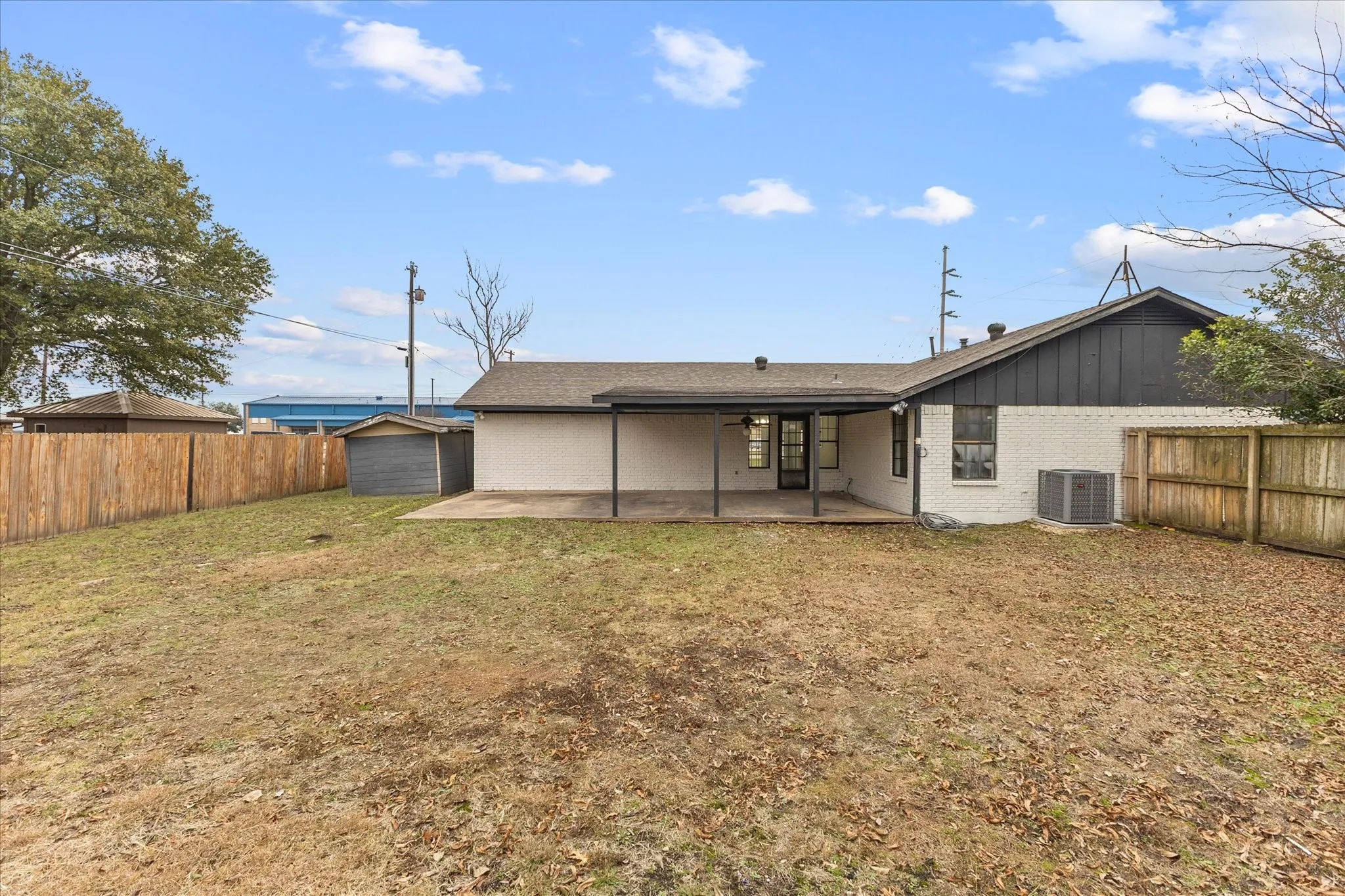Single Family Residence For Sale in Fannin County , 312 E Cottonwood Street, Leonard, Texas 75452, 3 Bedroom, 2 Bathroom, 2 Garage spaces, 2,006 Sqft, built in 1987, mls#21268943, Real Estate Agent in Leonard, Homes For Sale in Fannin county, Homes For Sale in Leonard, Realtor in Leonard Texas, Real Estate Brokerage Independent Realty Texas, Luminita Cordes Realtor