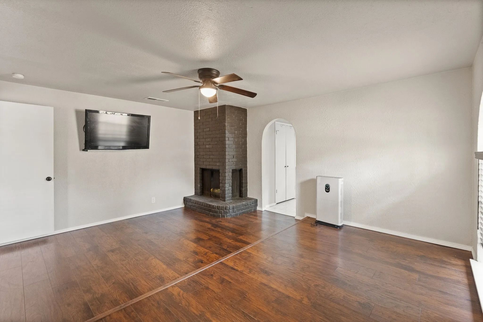Single Family Residence For Sale in Johnson County , 2005 Meadow Drive, Crowley, Texas 76036, 3 Bedroom, 2 Bathroom, Garage spaces, 1,705 Sqft, built in 1973, mls#21251006, Real Estate Agent in Crowley, Homes For Sale in Johnson county, Homes For Sale in Crowley, Realtor in Crowley Texas, Real Estate Brokerage Independent Realty Texas, Luminita Cordes Realtor