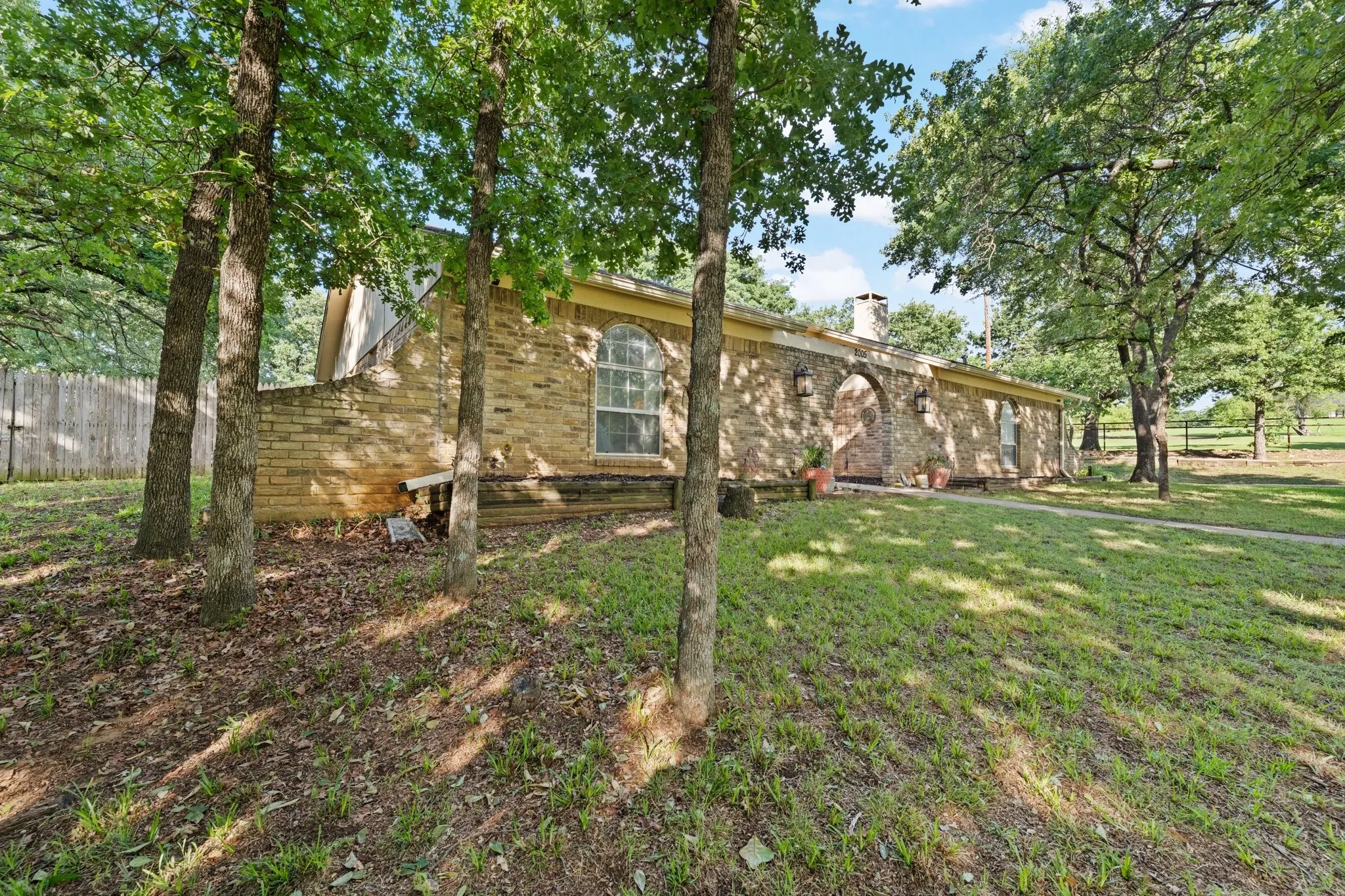 Single Family Residence For Sale in Johnson County , 2005 Meadow Drive, Crowley, Texas 76036, 3 Bedroom, 2 Bathroom, Garage spaces, 1,705 Sqft, built in 1973, mls#21251006, Real Estate Agent in Crowley, Homes For Sale in Johnson county, Homes For Sale in Crowley, Realtor in Crowley Texas, Real Estate Brokerage Independent Realty Texas, Luminita Cordes Realtor