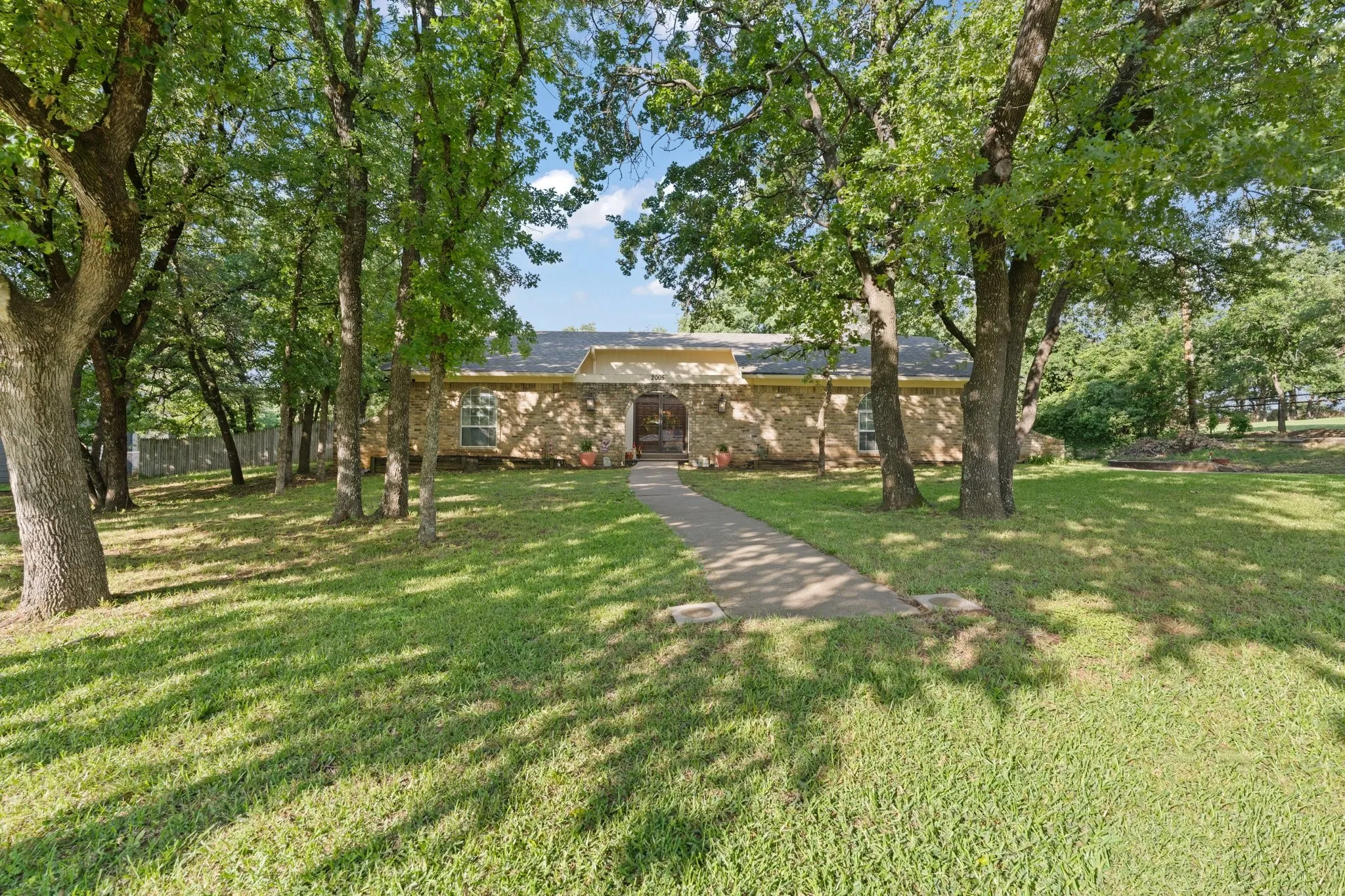 Single Family Residence For Sale in Johnson County , 2005 Meadow Drive, Crowley, Texas 76036, 3 Bedroom, 2 Bathroom, Garage spaces, 1,705 Sqft, built in 1973, mls#21251006, Real Estate Agent in Crowley, Homes For Sale in Johnson county, Homes For Sale in Crowley, Realtor in Crowley Texas, Real Estate Brokerage Independent Realty Texas, Luminita Cordes Realtor