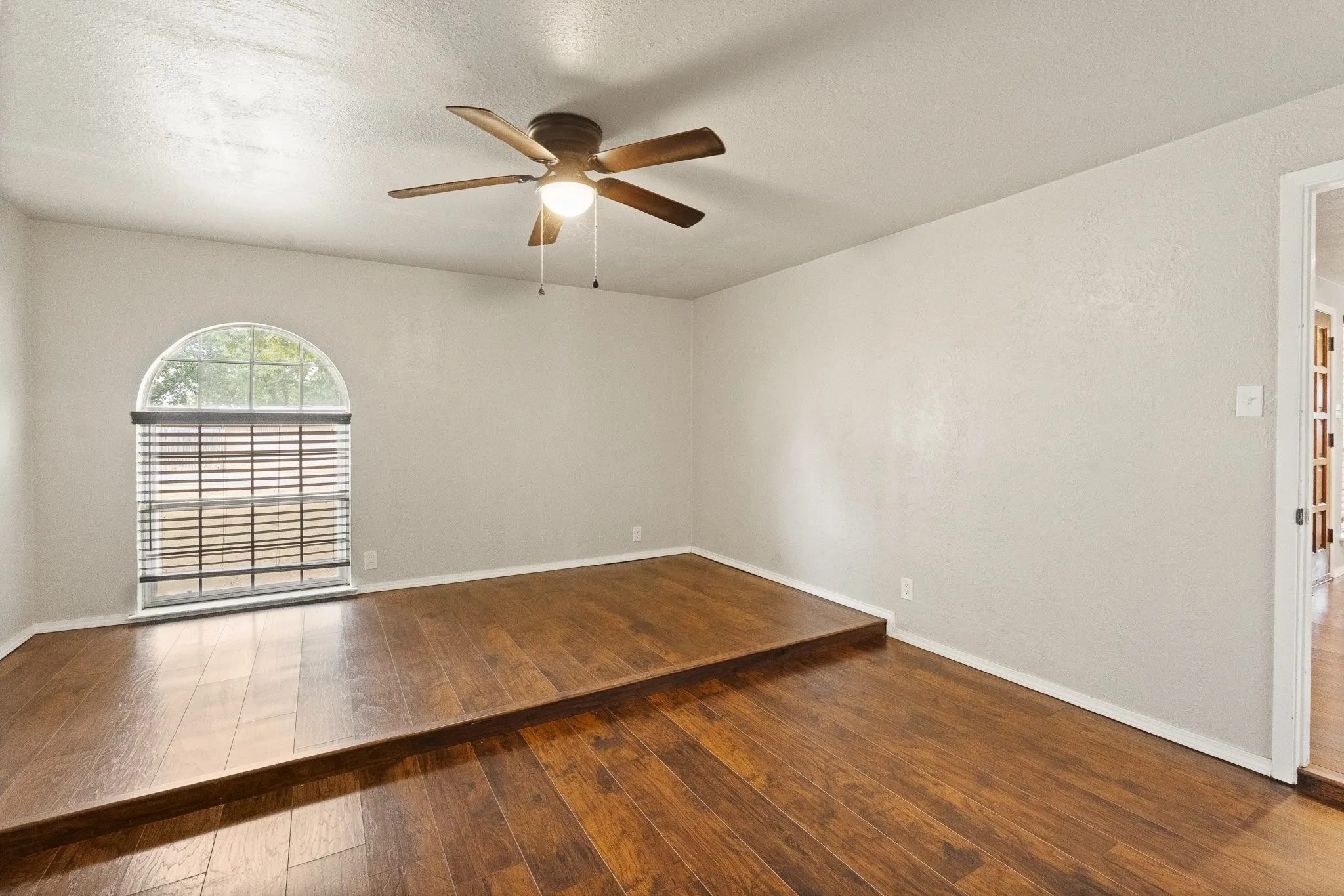Single Family Residence For Sale in Johnson County , 2005 Meadow Drive, Crowley, Texas 76036, 3 Bedroom, 2 Bathroom, Garage spaces, 1,705 Sqft, built in 1973, mls#21251006, Real Estate Agent in Crowley, Homes For Sale in Johnson county, Homes For Sale in Crowley, Realtor in Crowley Texas, Real Estate Brokerage Independent Realty Texas, Luminita Cordes Realtor