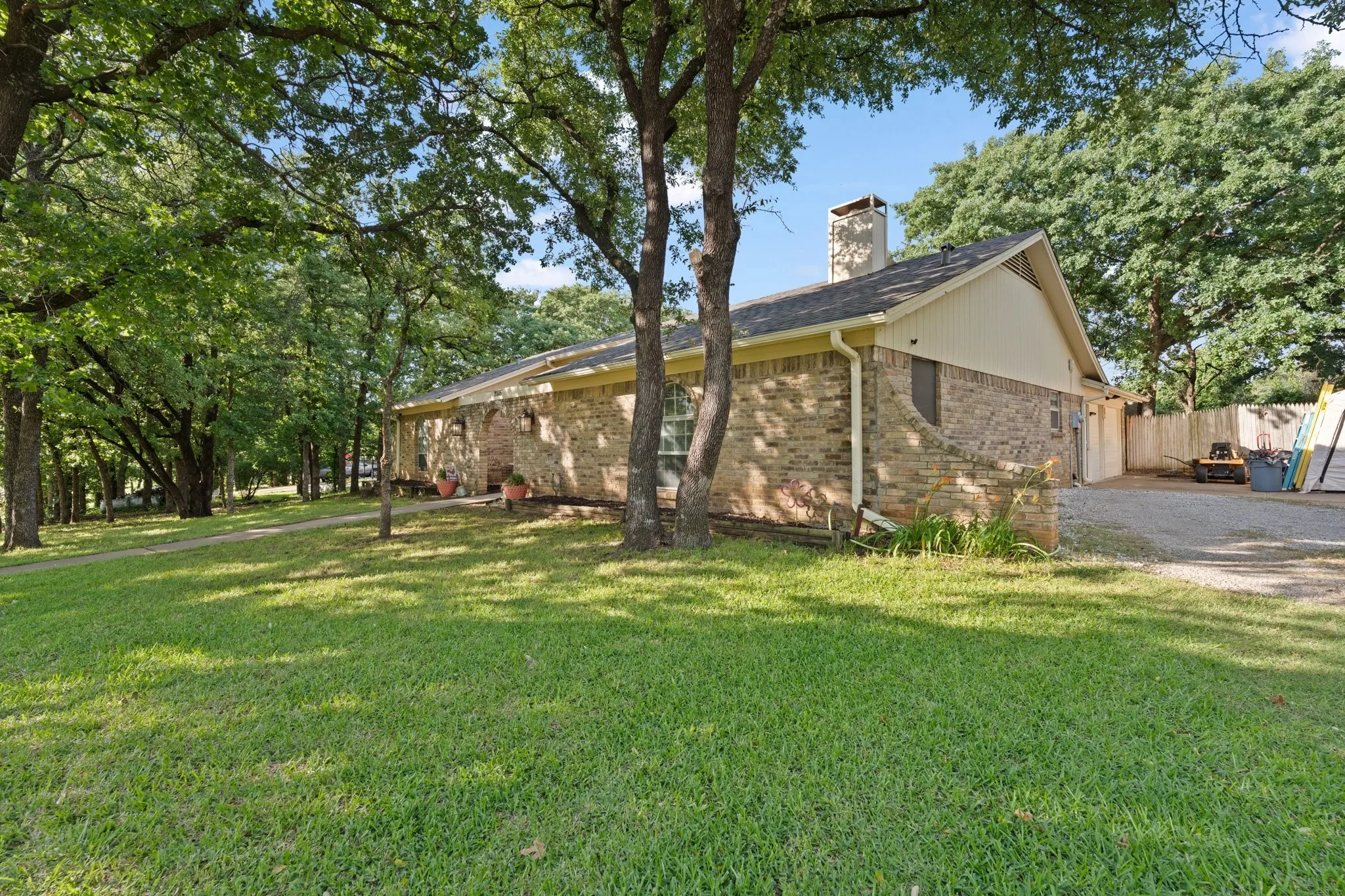 Single Family Residence For Sale in Johnson County , 2005 Meadow Drive, Crowley, Texas 76036, 3 Bedroom, 2 Bathroom, Garage spaces, 1,705 Sqft, built in 1973, mls#21251006, Real Estate Agent in Crowley, Homes For Sale in Johnson county, Homes For Sale in Crowley, Realtor in Crowley Texas, Real Estate Brokerage Independent Realty Texas, Luminita Cordes Realtor